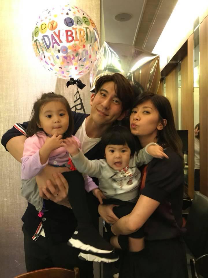 修杰楷、賈靜雯與寶貝女兒咘咘、Bo妞，一家四口合體，吸金力超強。（翻攝臉書）