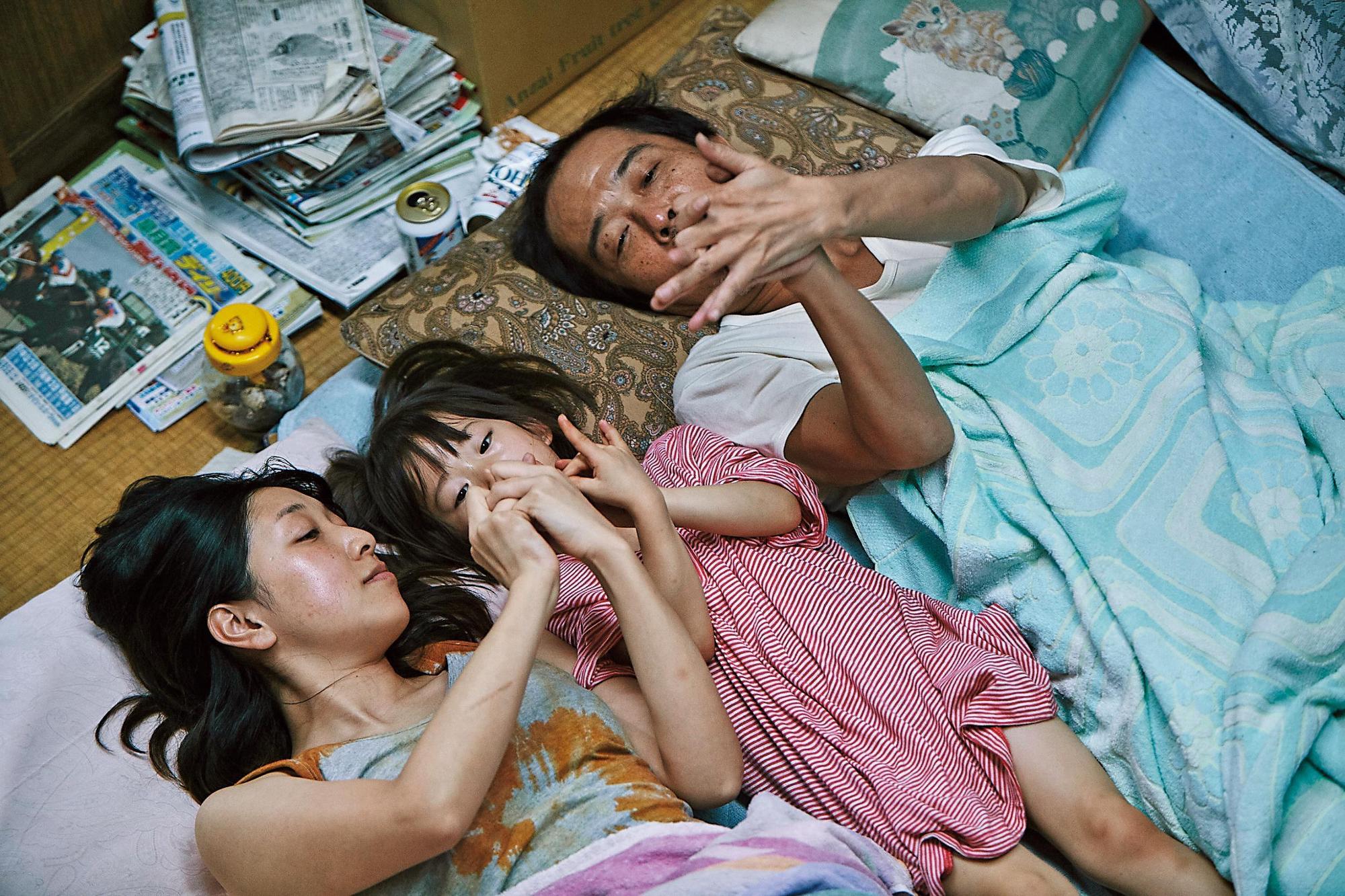 《小偷家族》以邊緣窮困家庭為背景，主要演員Lily Franky（右）、安藤櫻（左）都是得獎的實力派演員。（釆昌多媒體提供）