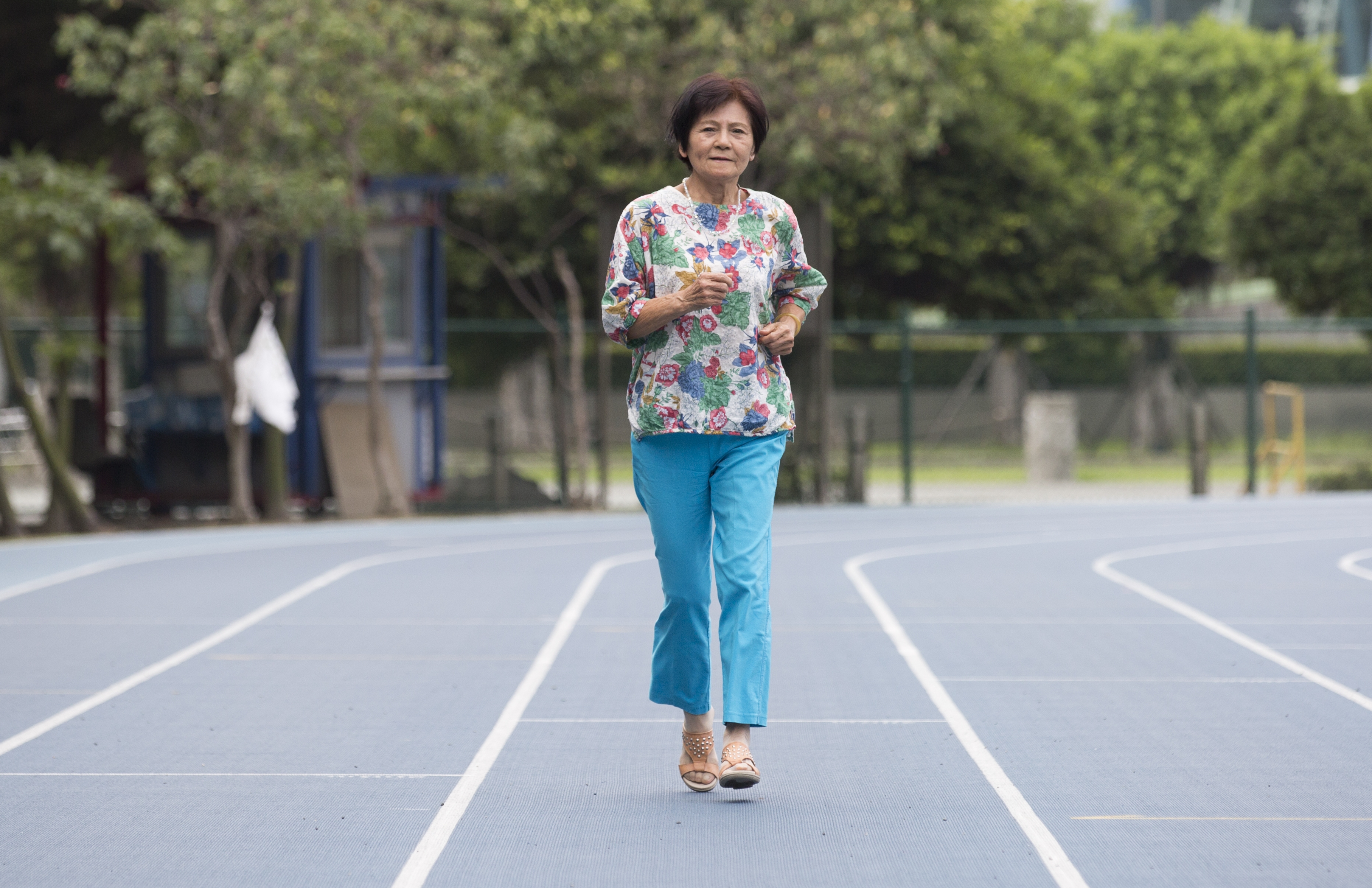 潘秀雲堅持年老了要穿鮮豔的衣服，氣色才會好看。她每天早上4點半就出門運動。