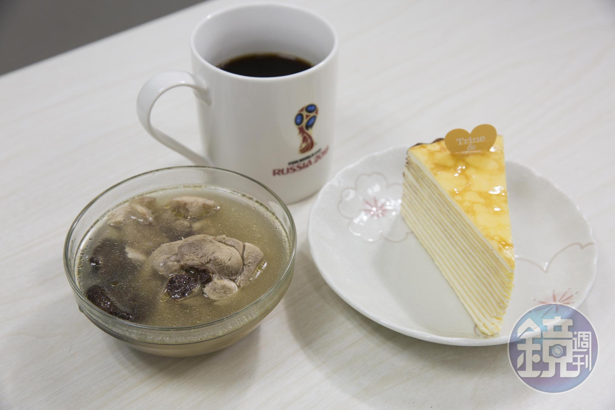 潘秀雲的午餐滿有個性的，她常一碗雞湯，飯後配甜點和黑咖啡。