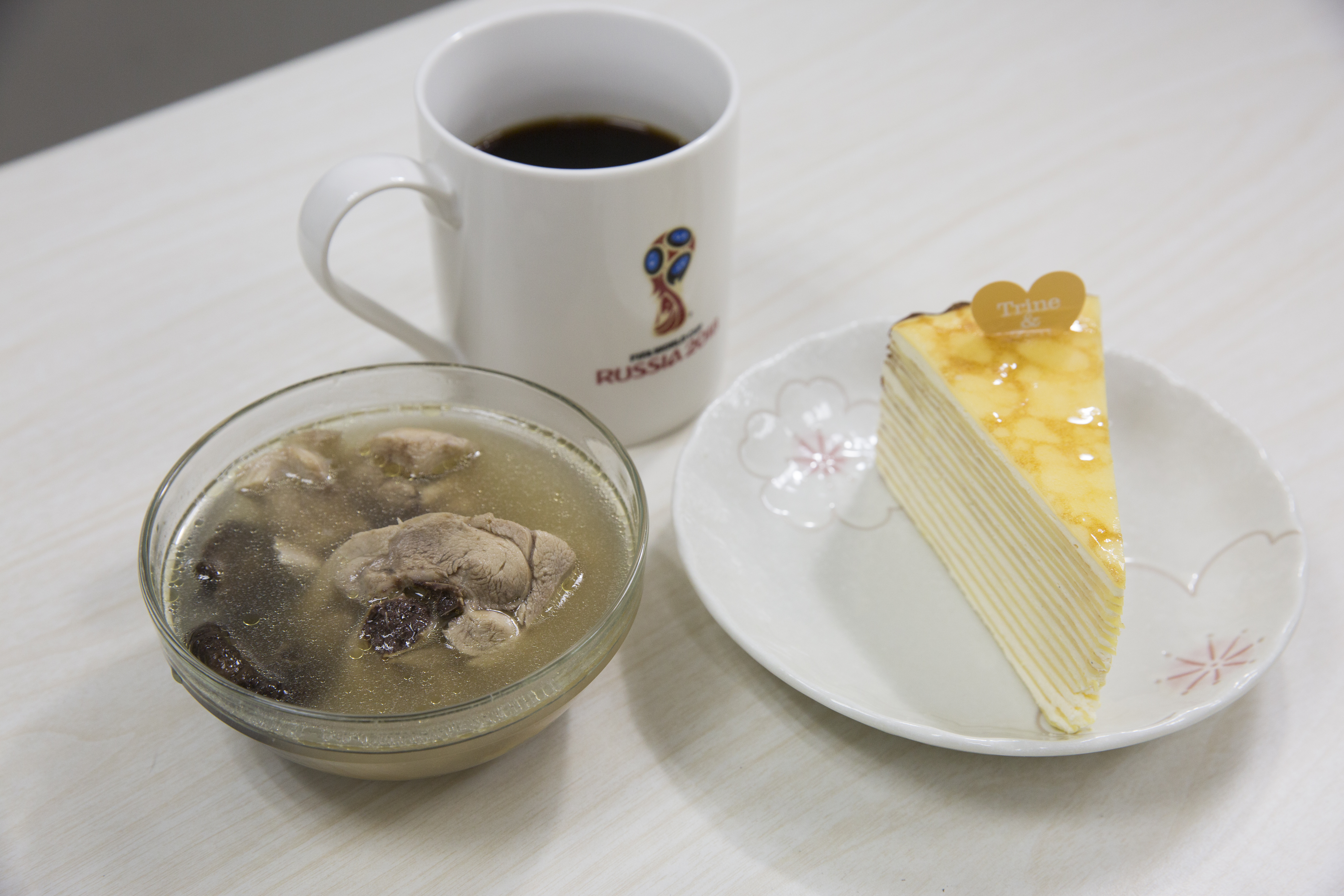 潘秀雲的午餐滿有個性的,她常一碗雞湯,飯後配甜點和黑咖啡。