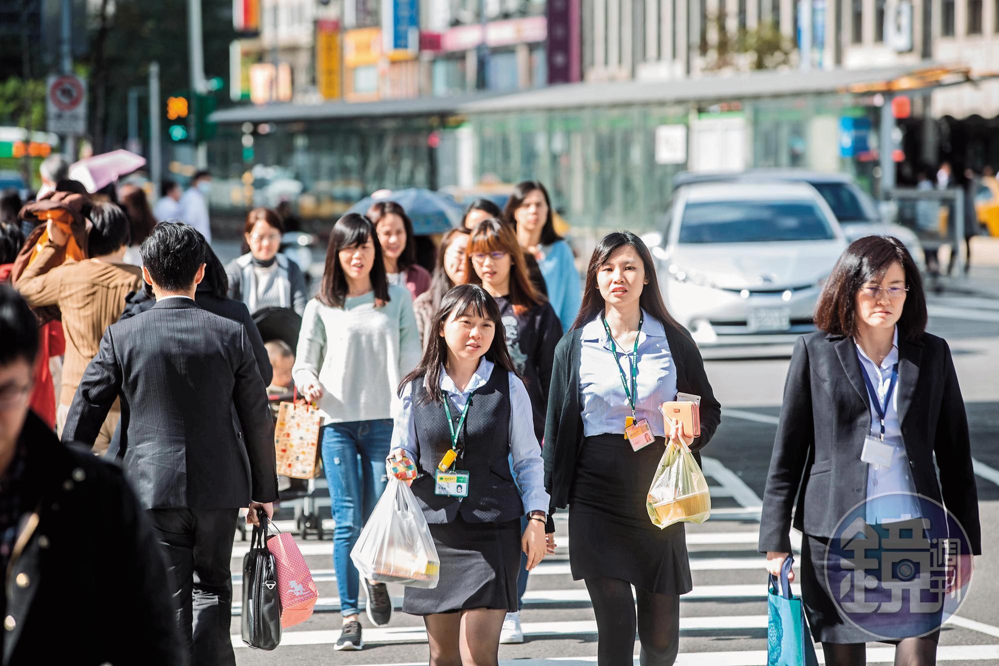 目前僅45萬餘名勞工參與自提，自提率6.8％，受惠勞退基金收益率提高，近年有增加趨勢。