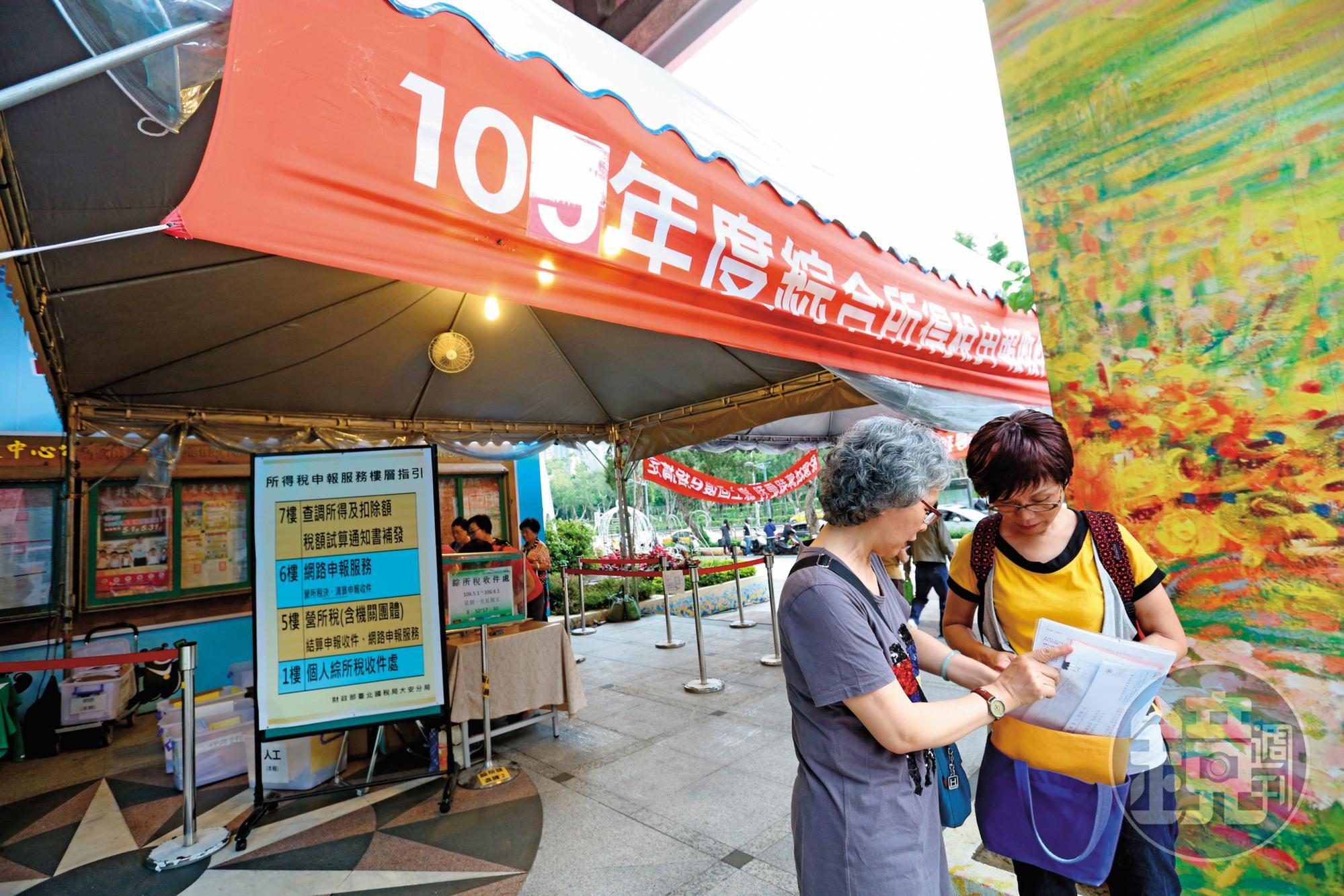 新制勞退金須申報計入綜合所得課稅，視個人情況選擇一次領或領月退，在定額免稅額門檻內可少繳所得稅。