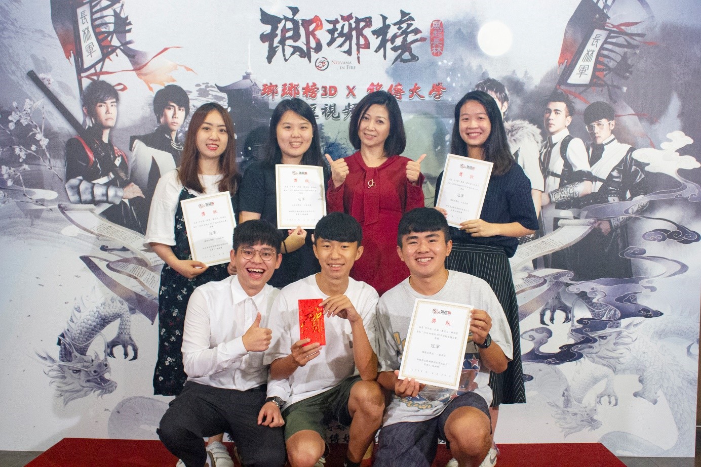 始祖鳥CEO錢幽蘭（後排右2）頒獎給第1名〈瑯琊榜之風起長林-家庭版〉成員。（讀者提供）