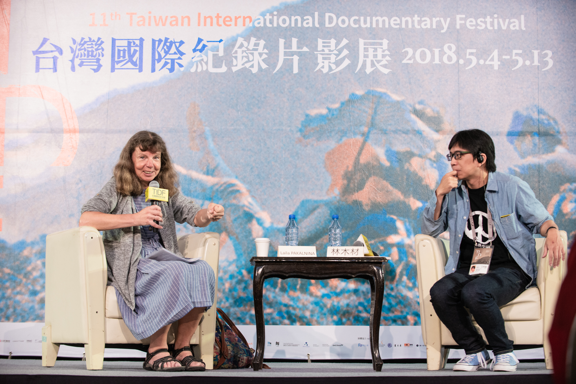 萊拉（左）出席台灣國際紀錄片影展「大師講堂」，右為策展人林木材。 (TIDF提供）
