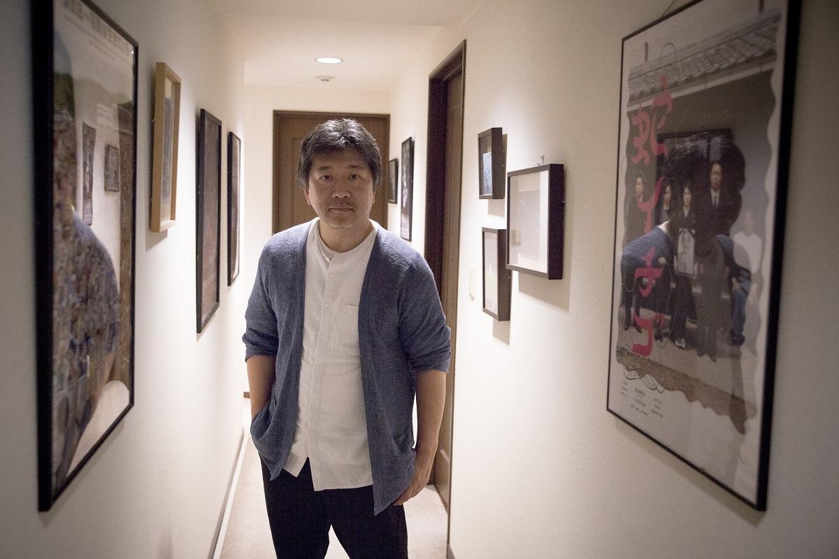 是枝裕和在位於東京澀谷辦公室接受本刊獨家專訪，長廊掛滿他執導的電影及喜愛的作品的海報。