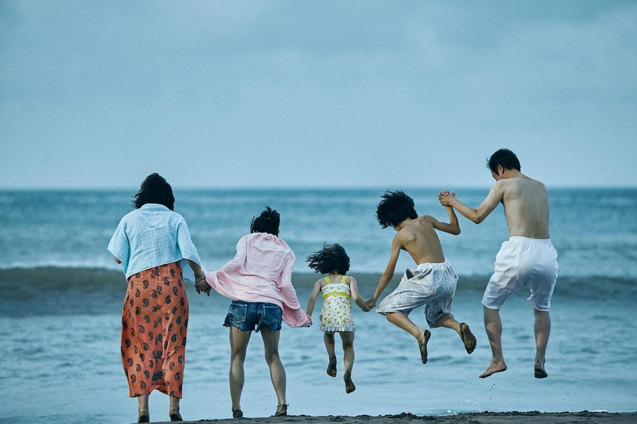 《小偷家族》在冬天時拍夏天的戲，讓只能穿著輕薄衣服拍戲的演員們吃足苦頭。（釆昌國際多媒體提供）