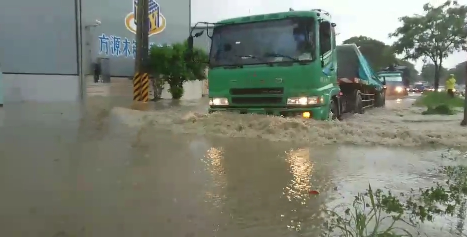 中南部遭暴雨轟炸，瞬間強降雨，讓許多地方傳出淹水災情。（翻攝畫面）