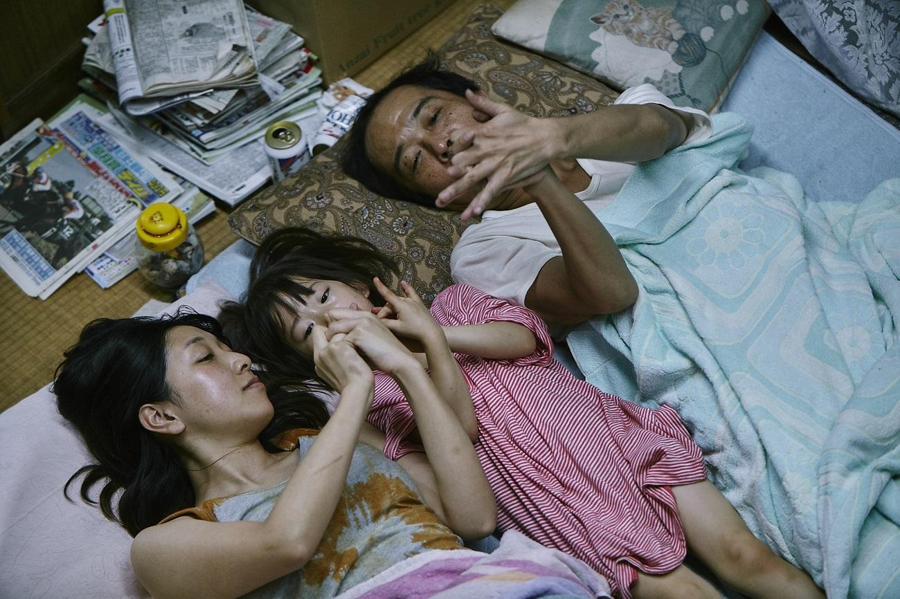 日本影后安藤櫻(左起)、童星佐佐木光結、Lily Franky在《小偷家族》中,展現動人的家庭情感。(釆昌國際多媒體提供)