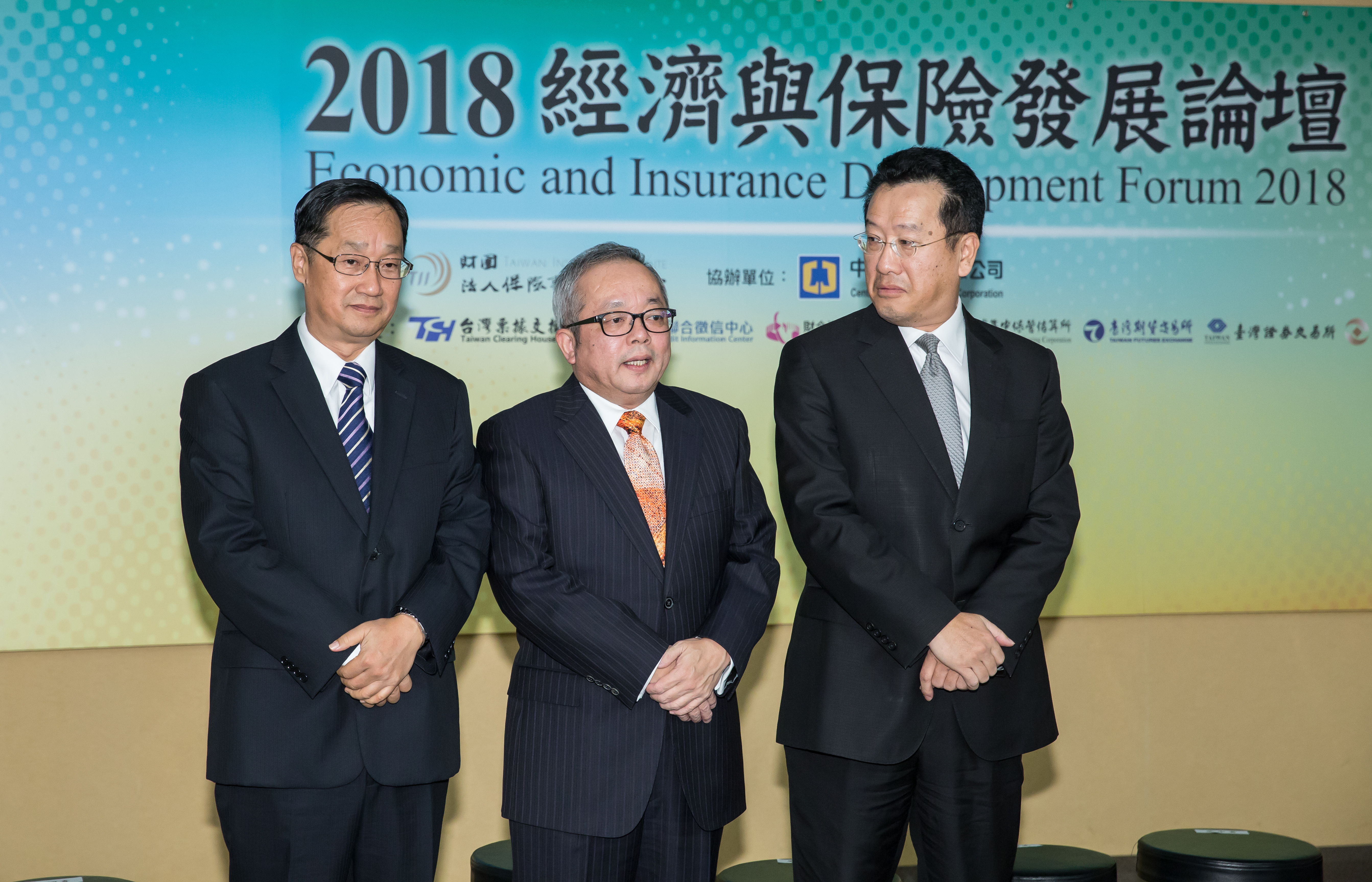 國內壽險公司中,國外投資總額超過65%的就有五家,連金管會主委顧立雄(右)都說65%是警示指標。