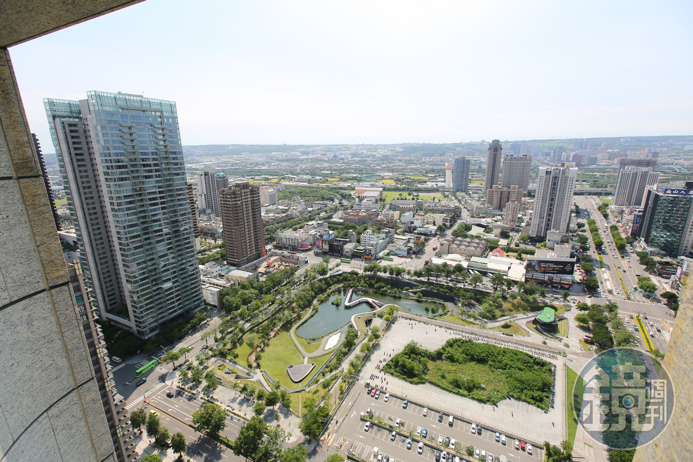 座落在60米寬的台灣大道上，台中帝寶向下可俯瞰秋紅谷景觀生態公園。