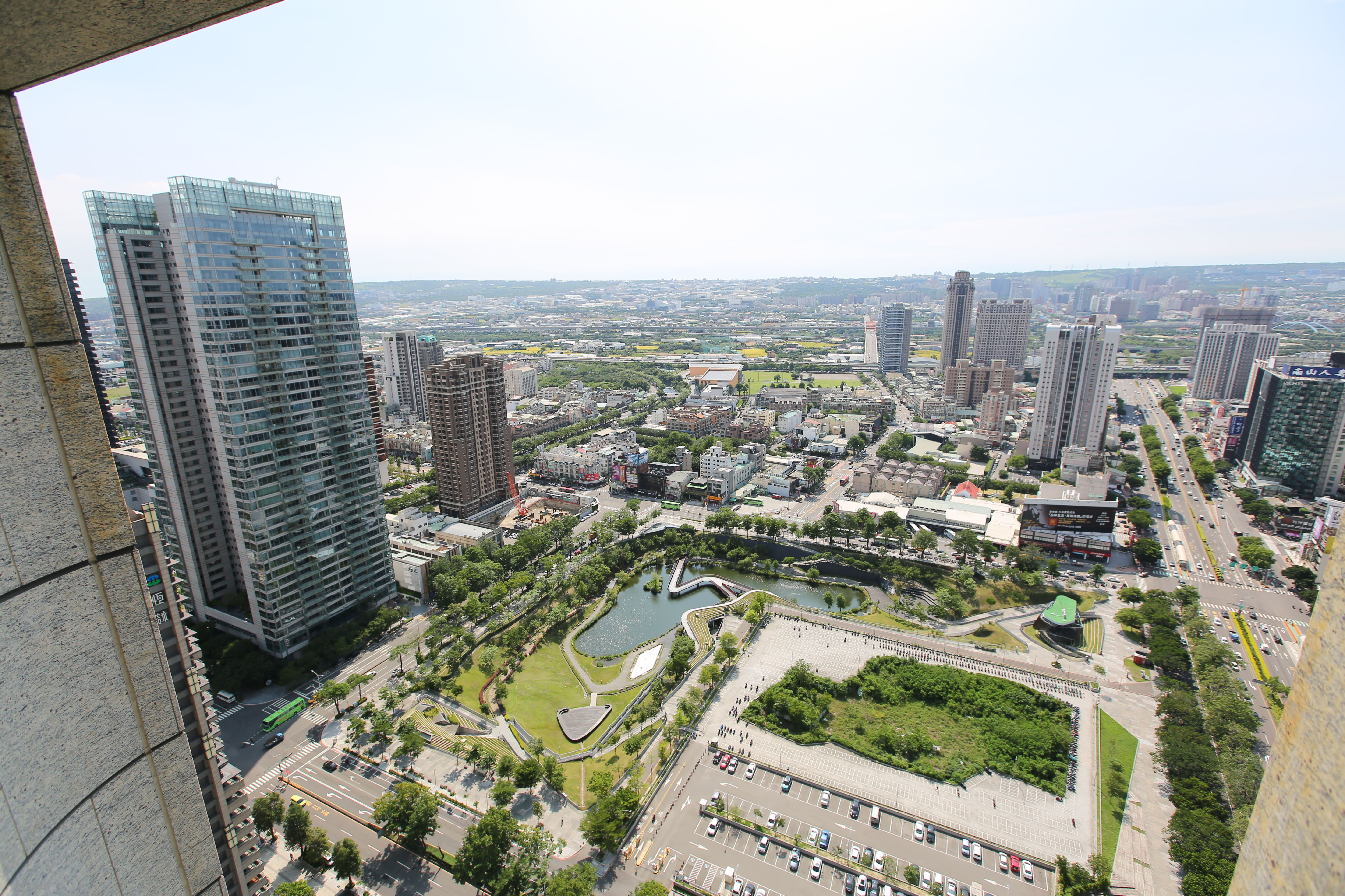 座落在60米寬的台灣大道上，台中帝寶向下可俯瞰秋紅谷景觀生態公園。