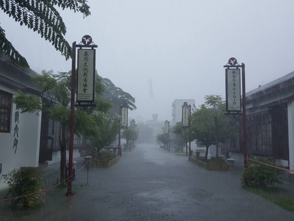 大雨讓鹿港藝術村都朦朧一片。（鹿港老街商圈提供）
