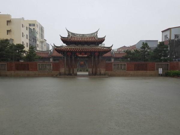 鹿港龍山寺廣場積滿了水。（鹿港老街商圈提供）