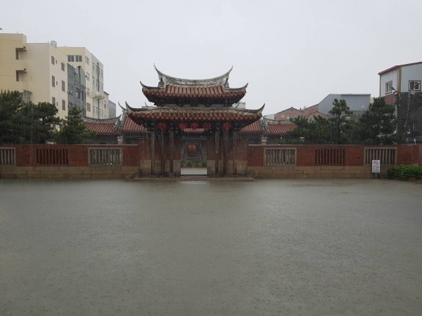 鹿港龍山寺廣場積滿了水。（鹿港老街商圈提供）