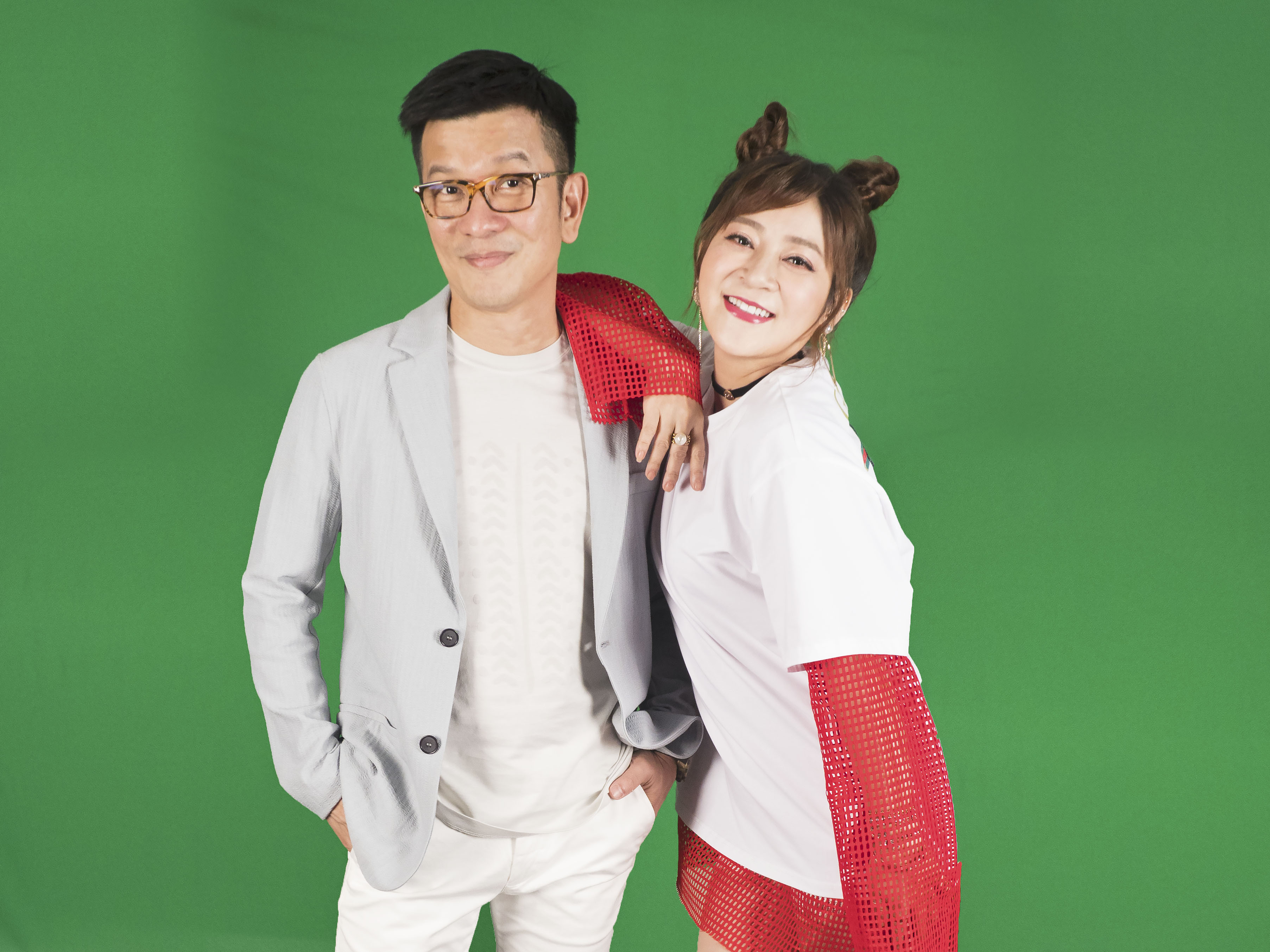 王彩樺為陳子鴻跨刀，拍攝「獵星計畫」活動漫畫宣傳懶人包。（喜歡音樂提供）