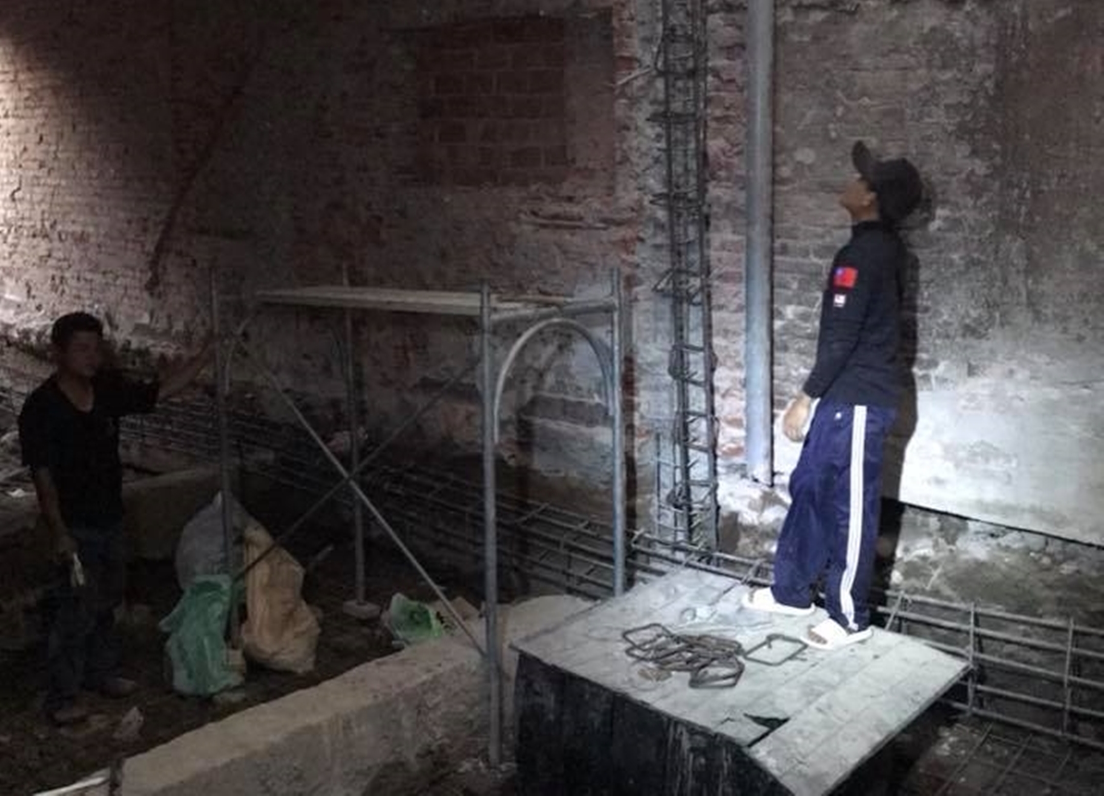 張男在網路上營造信用良好假象，事實上是工程蟑螂。（翻攝網路）