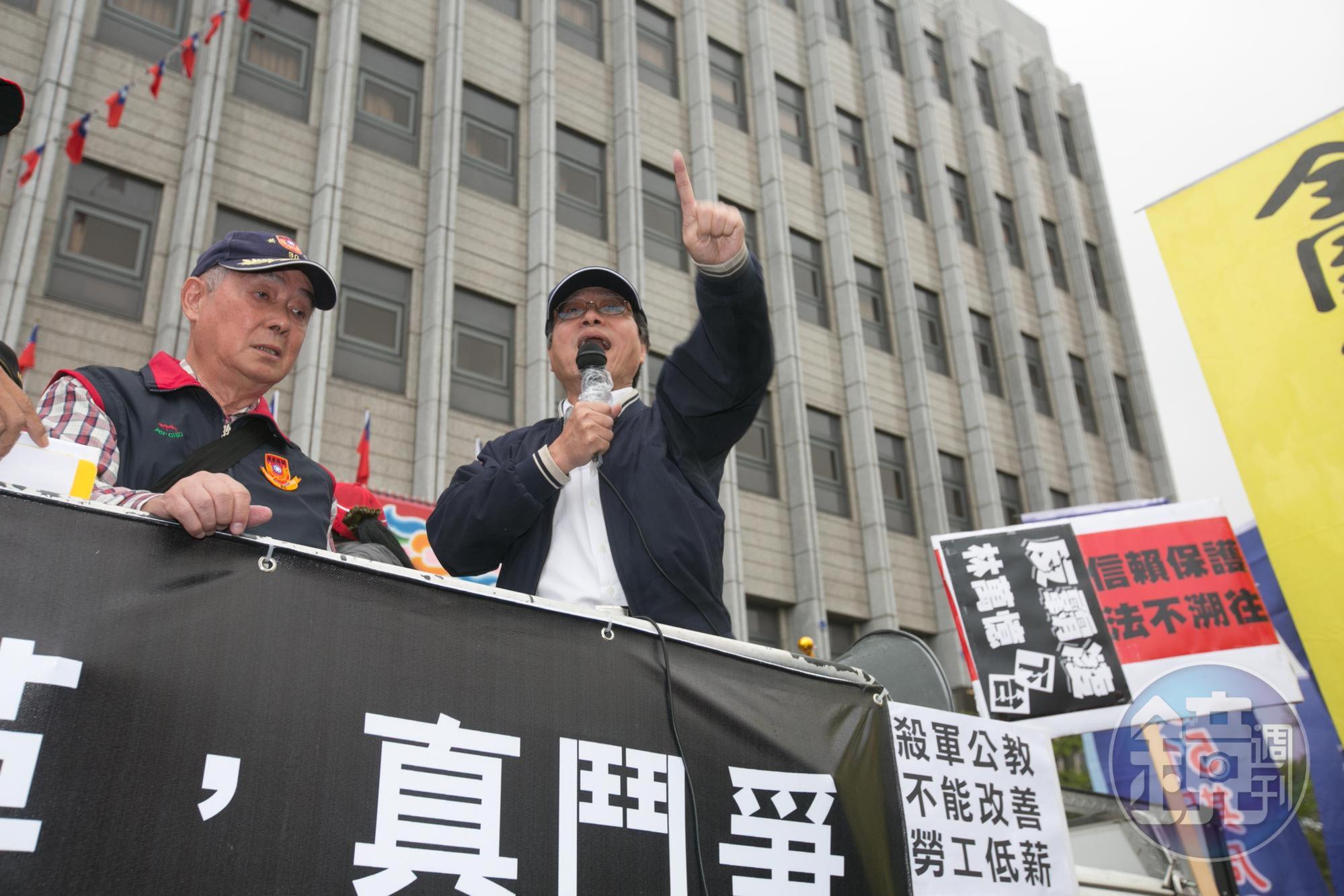 李來希（中）不滿軍公教年改，他在臉書反問副總統及林萬億，「這樣子的砍法，也要感恩嗎？」（圖為本刊資料照）