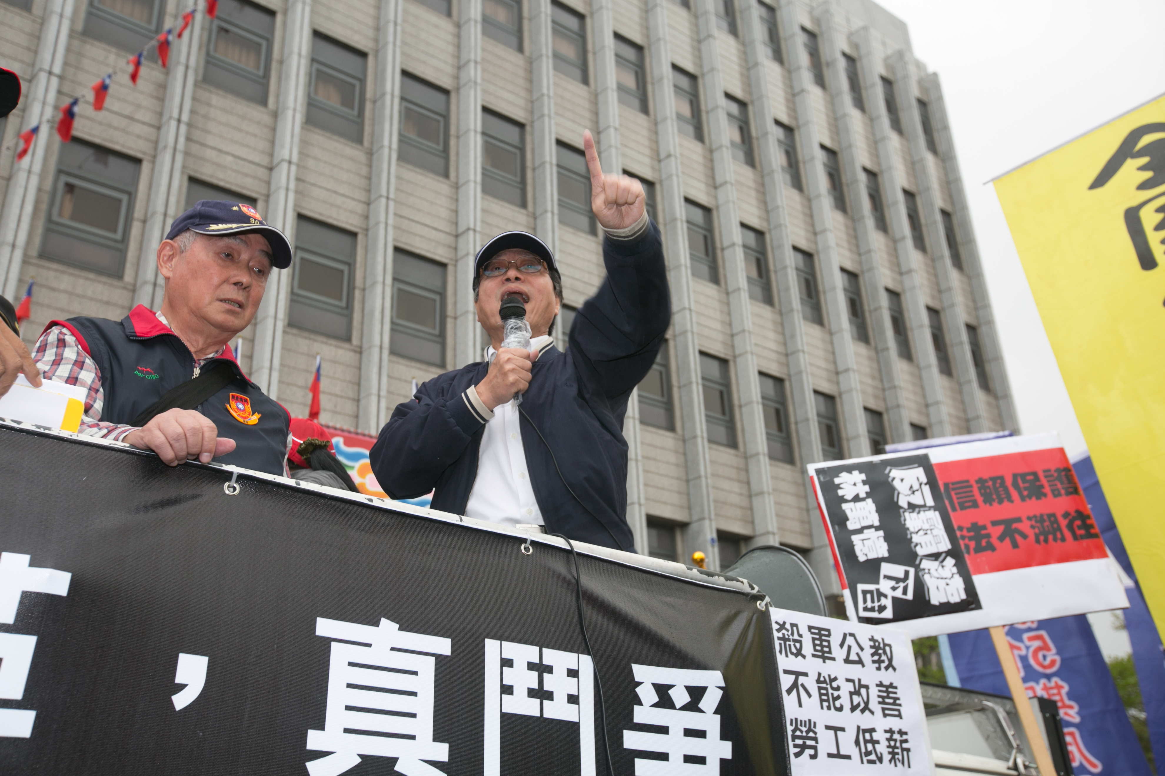 李來希(中)不滿軍公教年改,他在臉書反問副總統及林萬億,「這樣子的砍法,也要感恩嗎?」(圖為本刊資料照)