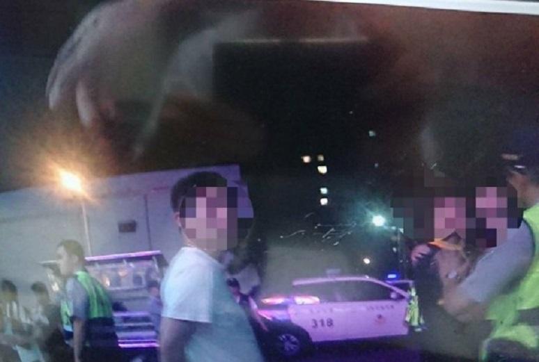 大批警力趕到現場,制止衝突擴大,並將辱罵推擠警方的青少年逮捕。(警方提供)