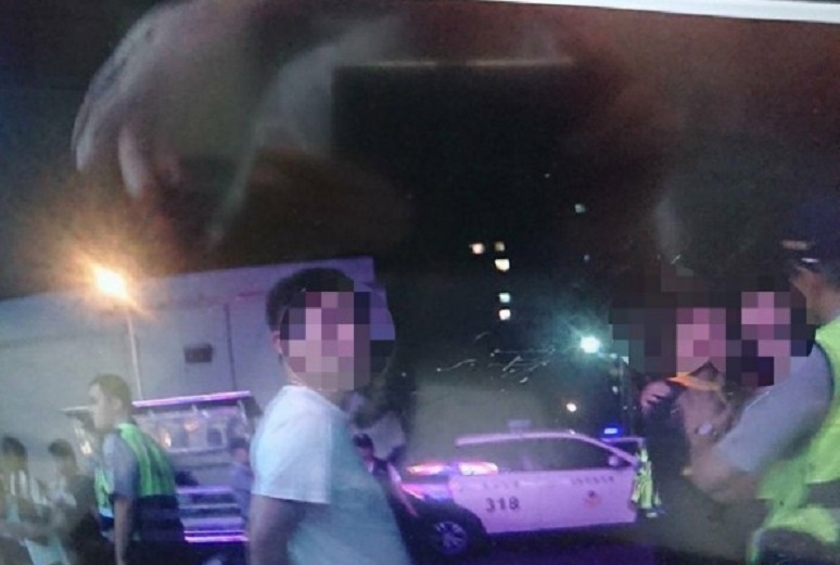 大批警力趕到現場,制止衝突擴大,並將辱罵推擠警方的青少年逮捕。(警方提供)