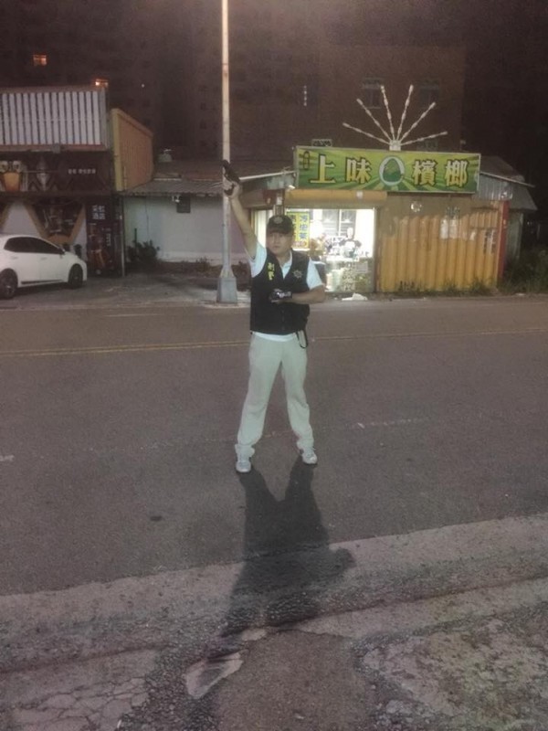 警方將對峙兩方人馬驅趕到店外,並對空鳴槍才讓眾酒客冷靜下來。(警方提供)