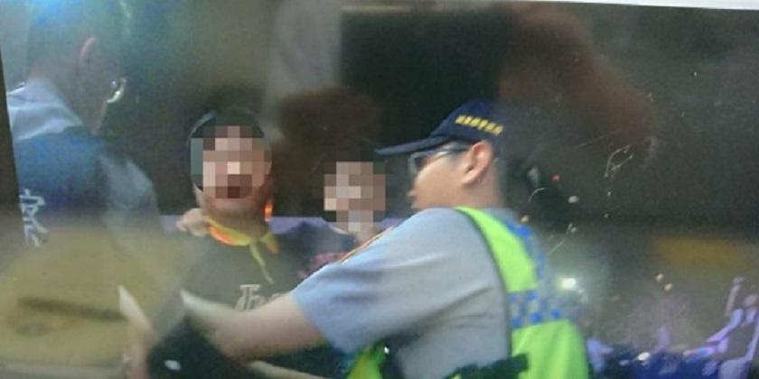蔡男在現場對警方嗆聲,質疑警方朝他6歲兒子噴辣椒水。(警方提供)