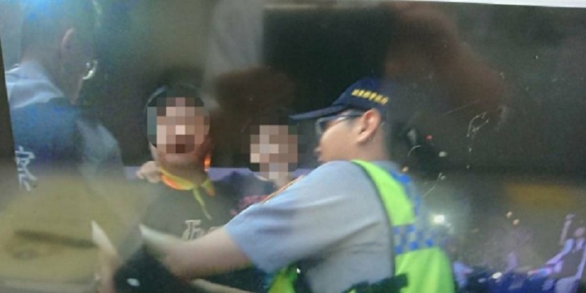 蔡男在現場對警方嗆聲，質疑警方朝他6歲兒子噴辣椒水。（警方提供）