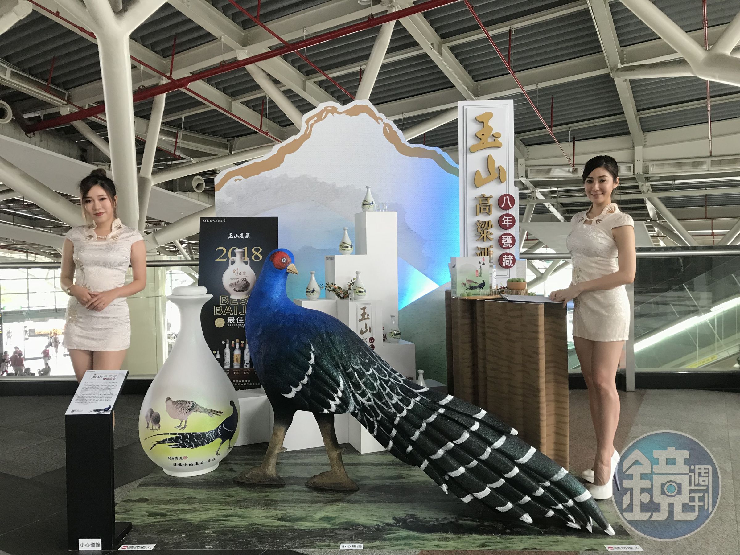 跟著台酒【八年甕藏帝雉陳年高粱酒】高鐵巡迴展，品茗香醇好酒。
