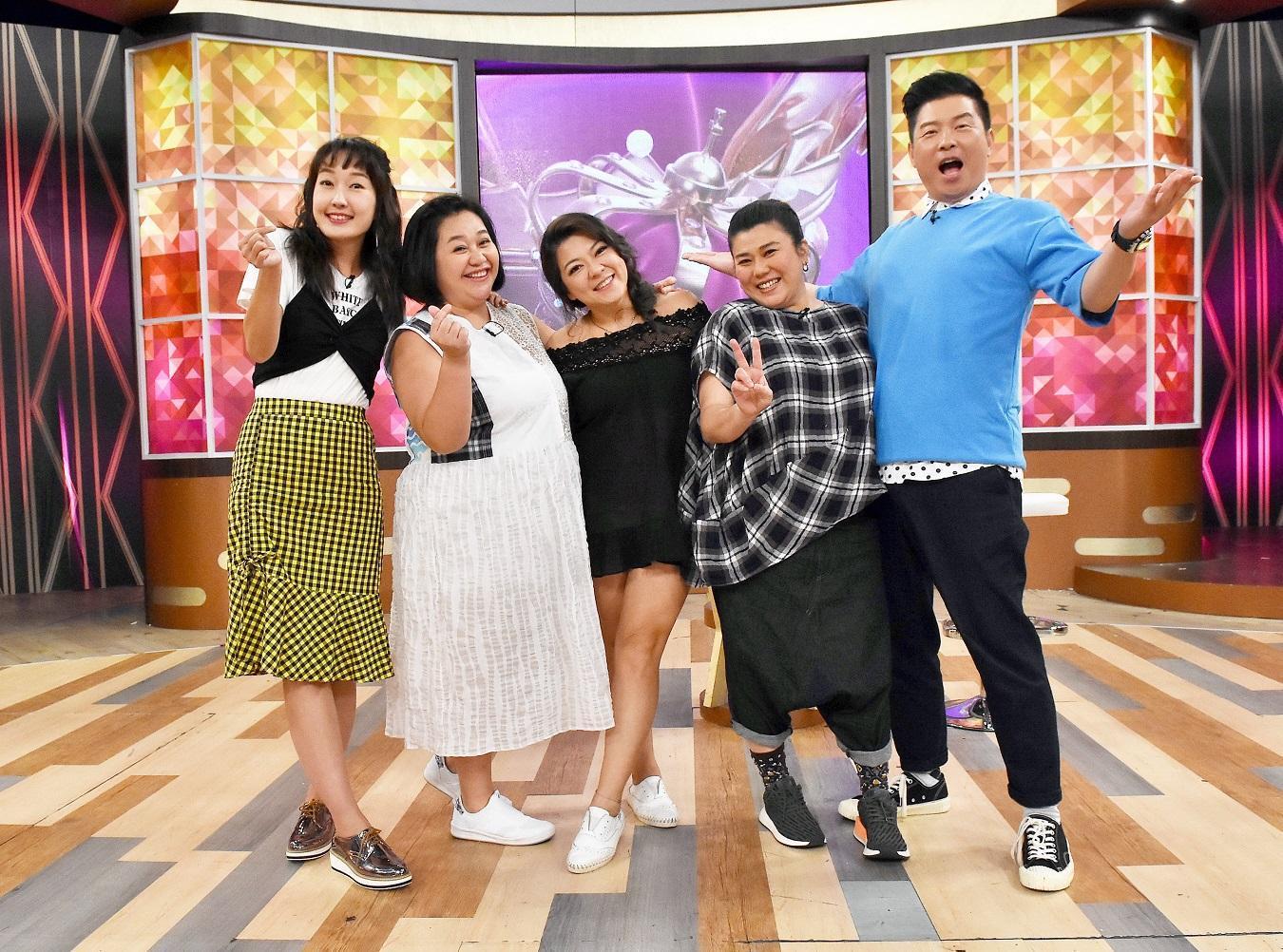 鍾欣凌(左2)、杜詩梅(中)、林美秀(右2)參加《一袋女王》錄影。(衛視中文台提供)