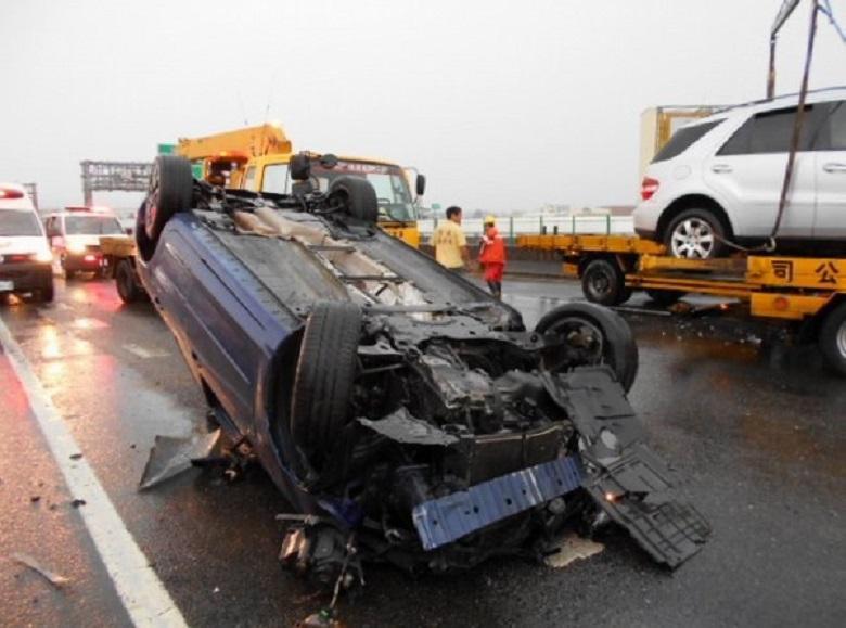 國道3號中部傳出3車連環追撞翻覆,國道員警與拖吊車搶救。(國道警察提供)