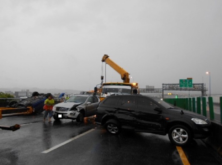 今天傾盆大雨，國道3號中部傳出3車連環追撞翻覆1傷。（國道警察提供）