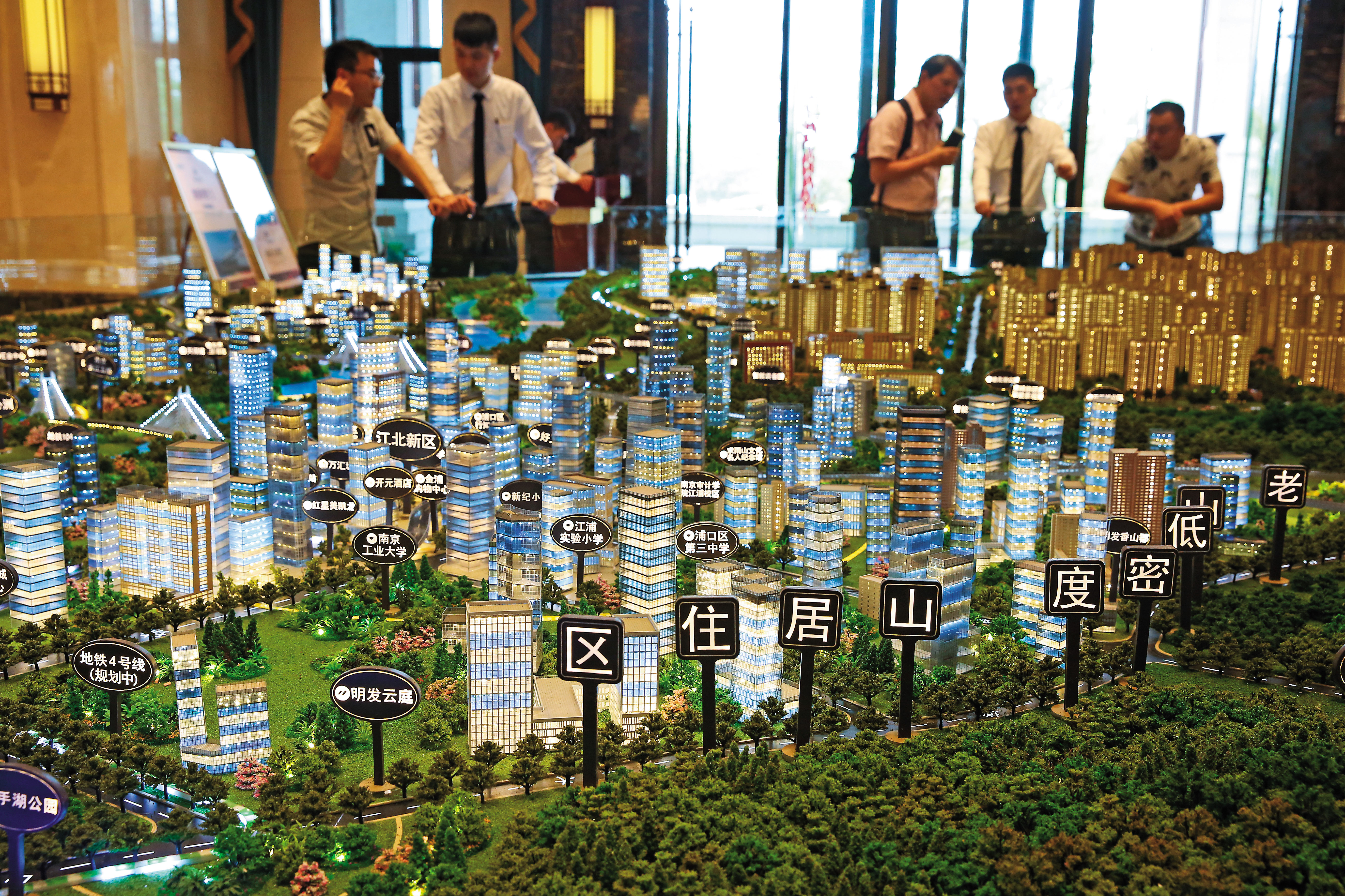 中國政府的去槓桿政策，讓貨幣供給增速下探，影響民間投資意願。