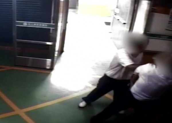 男子抽菸，彰基員工（右）上前勸告卻反挨揍。（彰基提供）