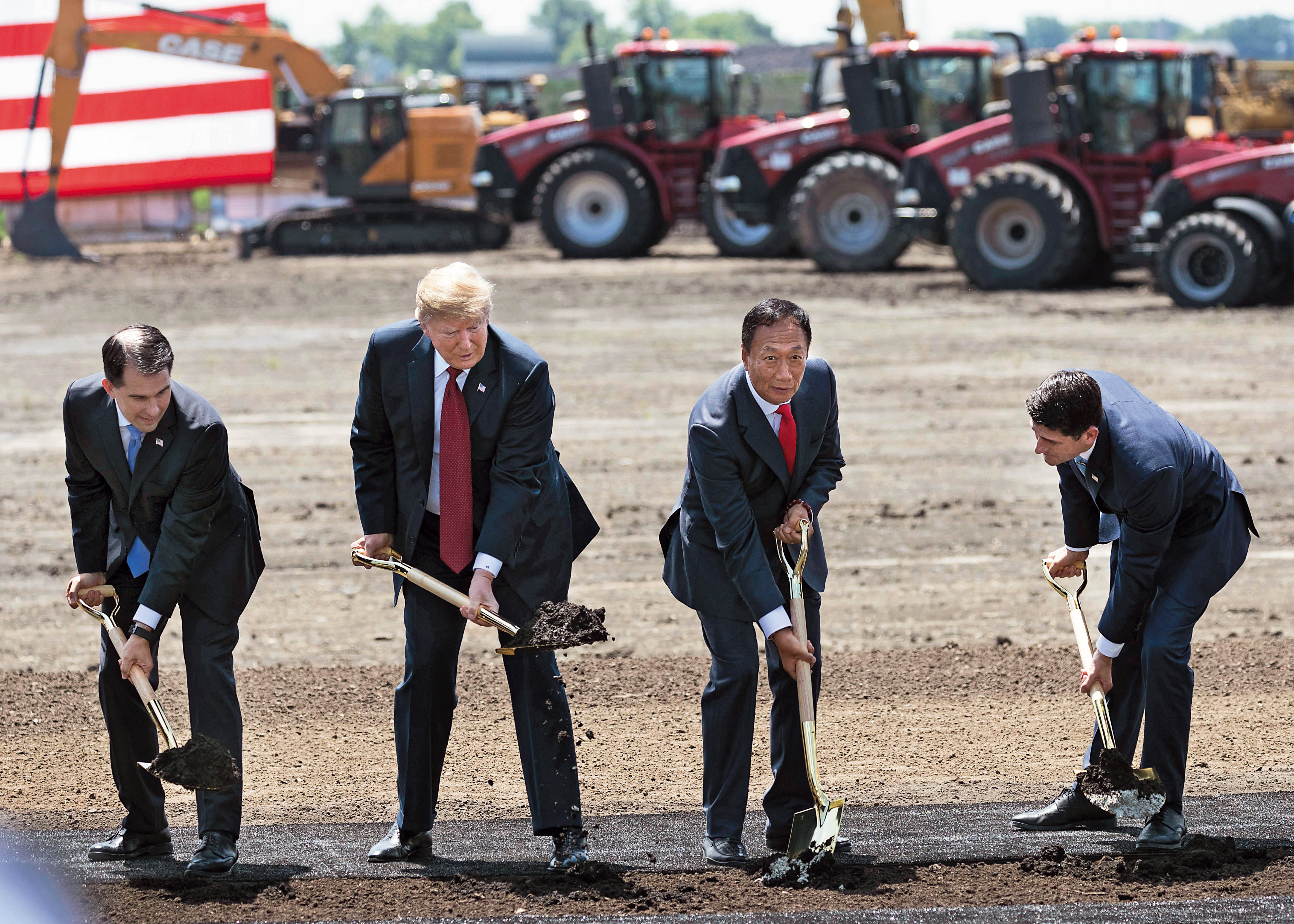 川普動作頻頻，貿易戰、制裁伊朗、替富士康威州廠動土站台等，無非是為了激起美國人的優越感，達到期中勝選目標。（東方IC）