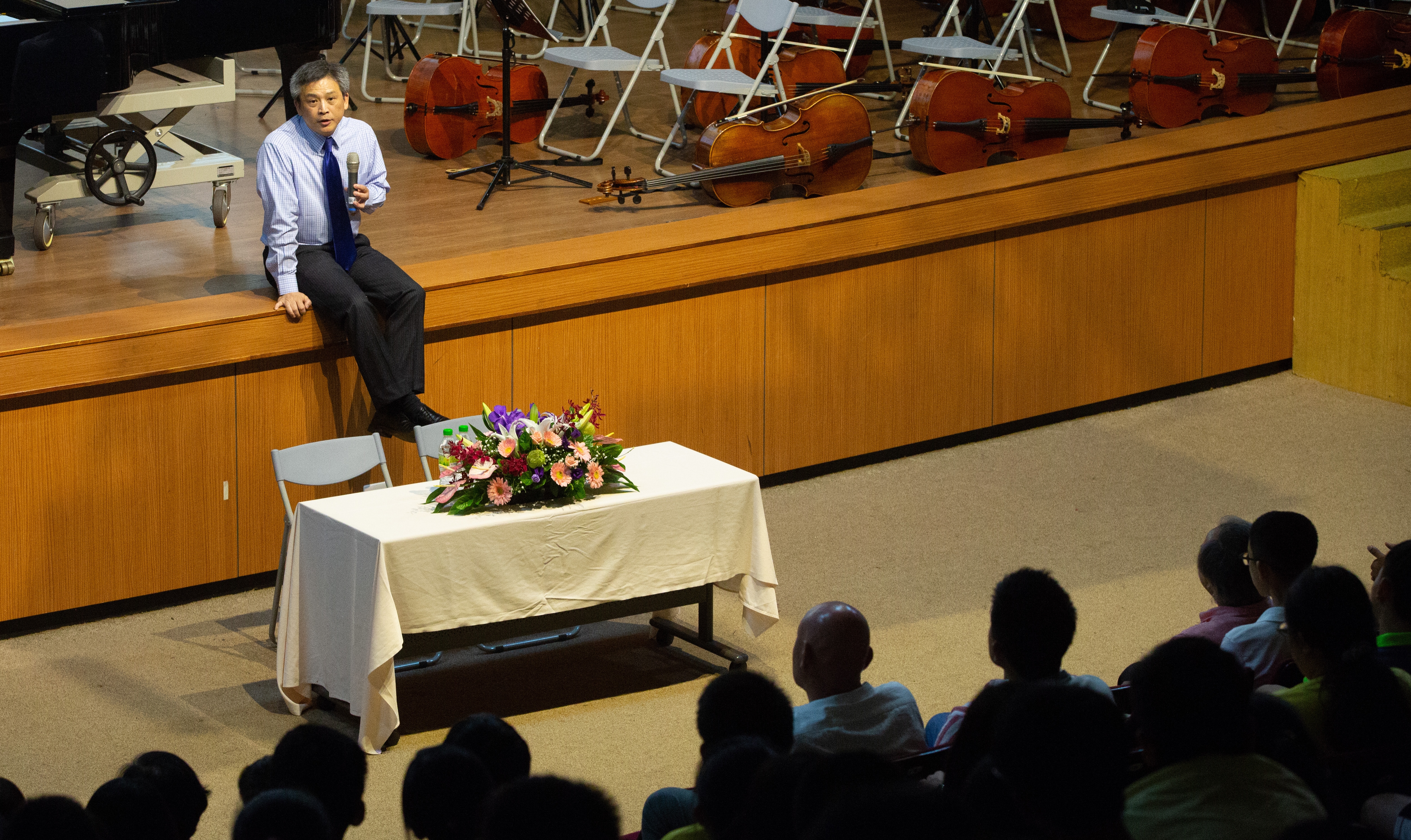 梅健華只要有機會對學生或年輕人演講，都會鼓勵他們有機會就設法出國打開眼界。