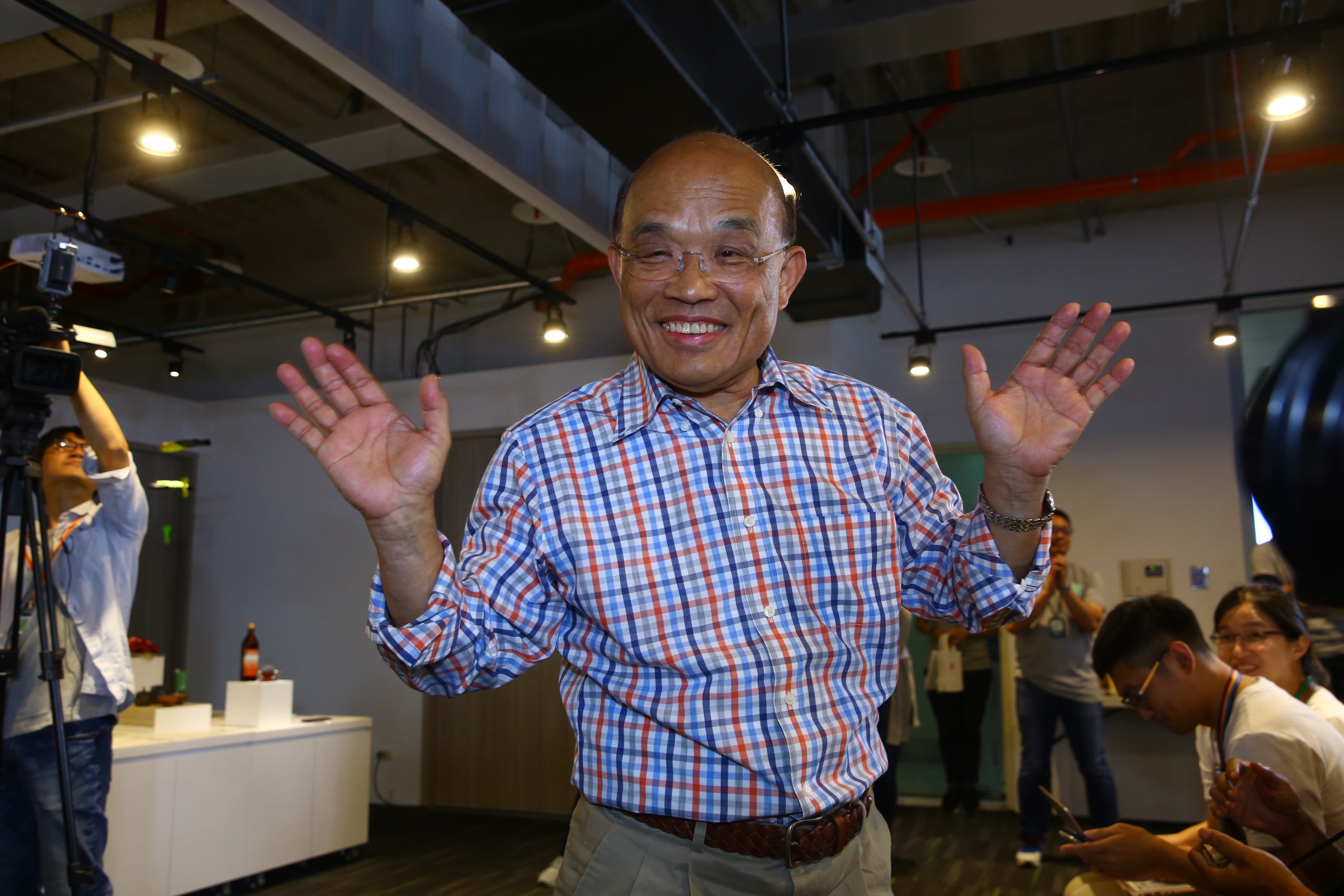 民進黨新北市長參選人蘇貞昌親自導覽競選辦公室設計。