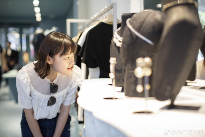 文淇在巴黎行程滿檔,寓工作於娛樂。〈翻攝自微博熱門遙控器〉