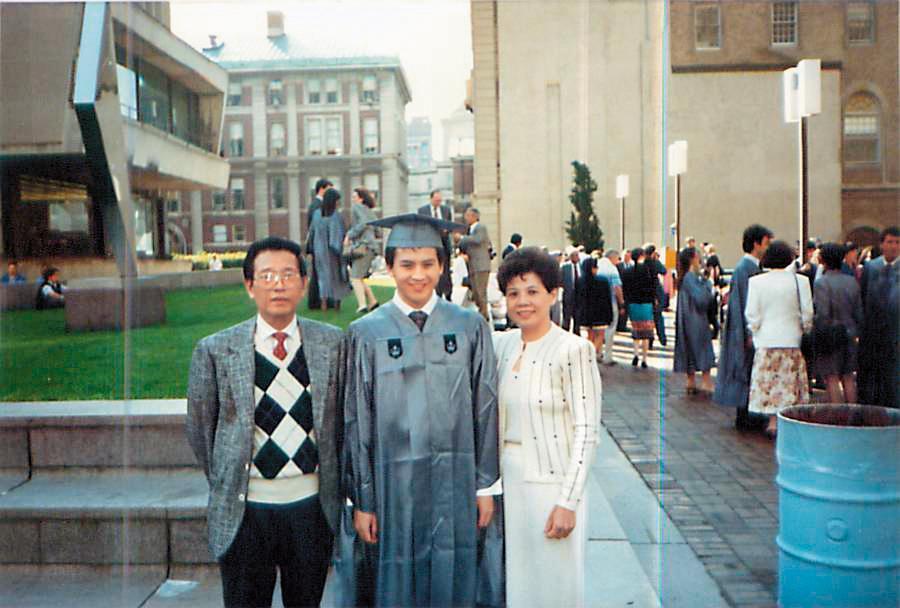 父母在美國辛苦經營餐廳,梅健華努力讀書拿到明尼蘇達大學雙學位、哥倫比亞大學碩士。(梅健華提供)