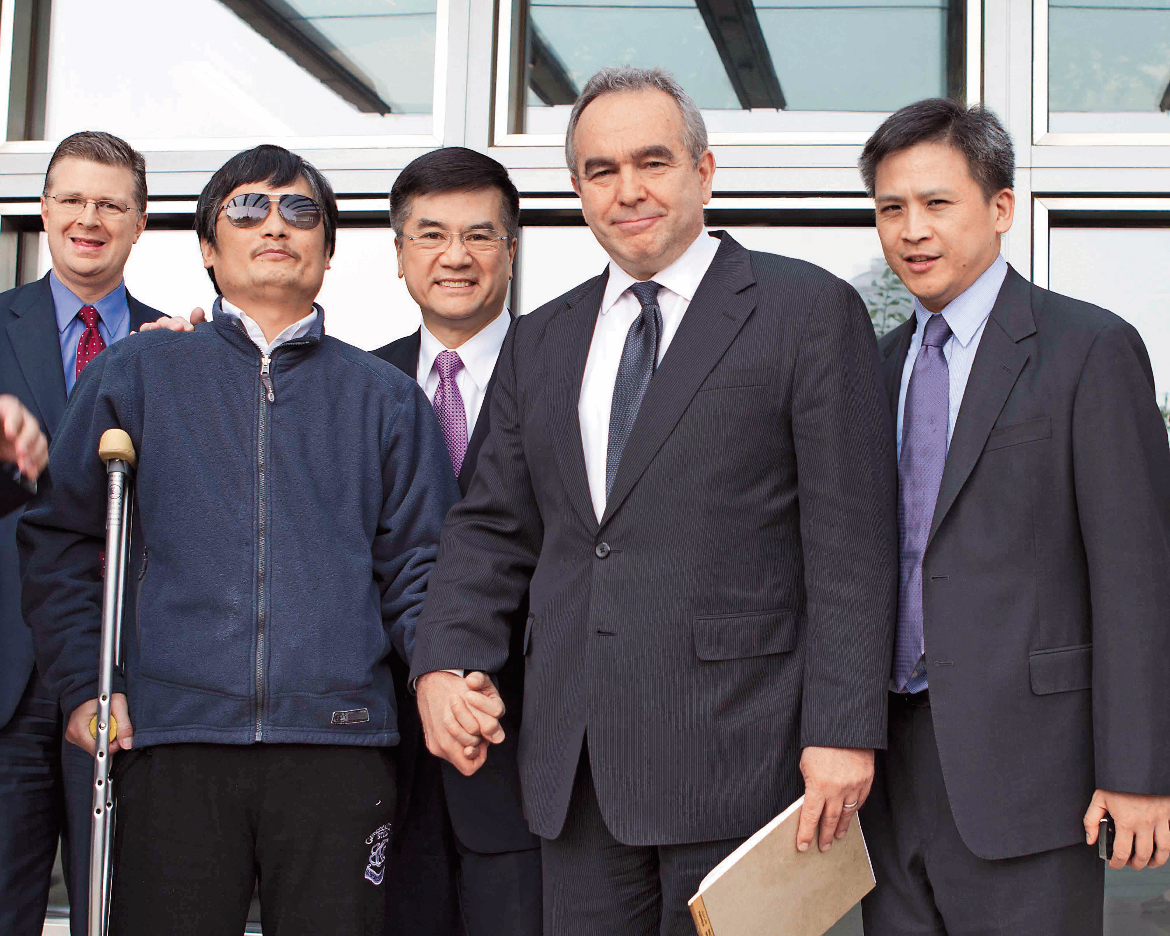 2012年的陳光誠事件，經一再斡旋，陳光誠（左2）在當時的助理國務卿坎貝爾（右2）、副助卿梅健華（右）、美國駐華大使駱家輝（右3）等人陪同下步出美國大使館。（美國國務院提供）