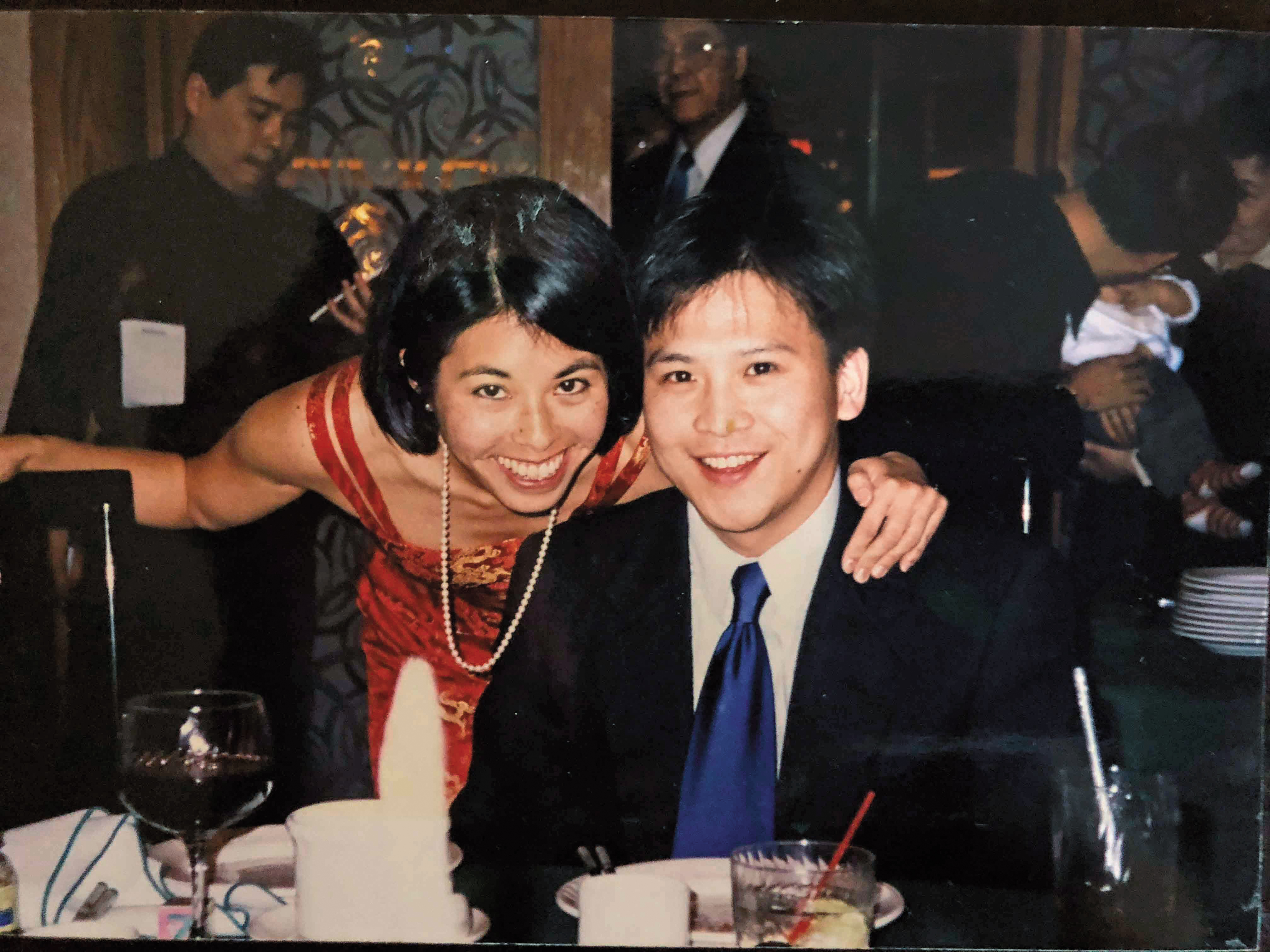 梅健華（右）與妻子陳舲舲（左）年輕時合影。（梅健華提供）