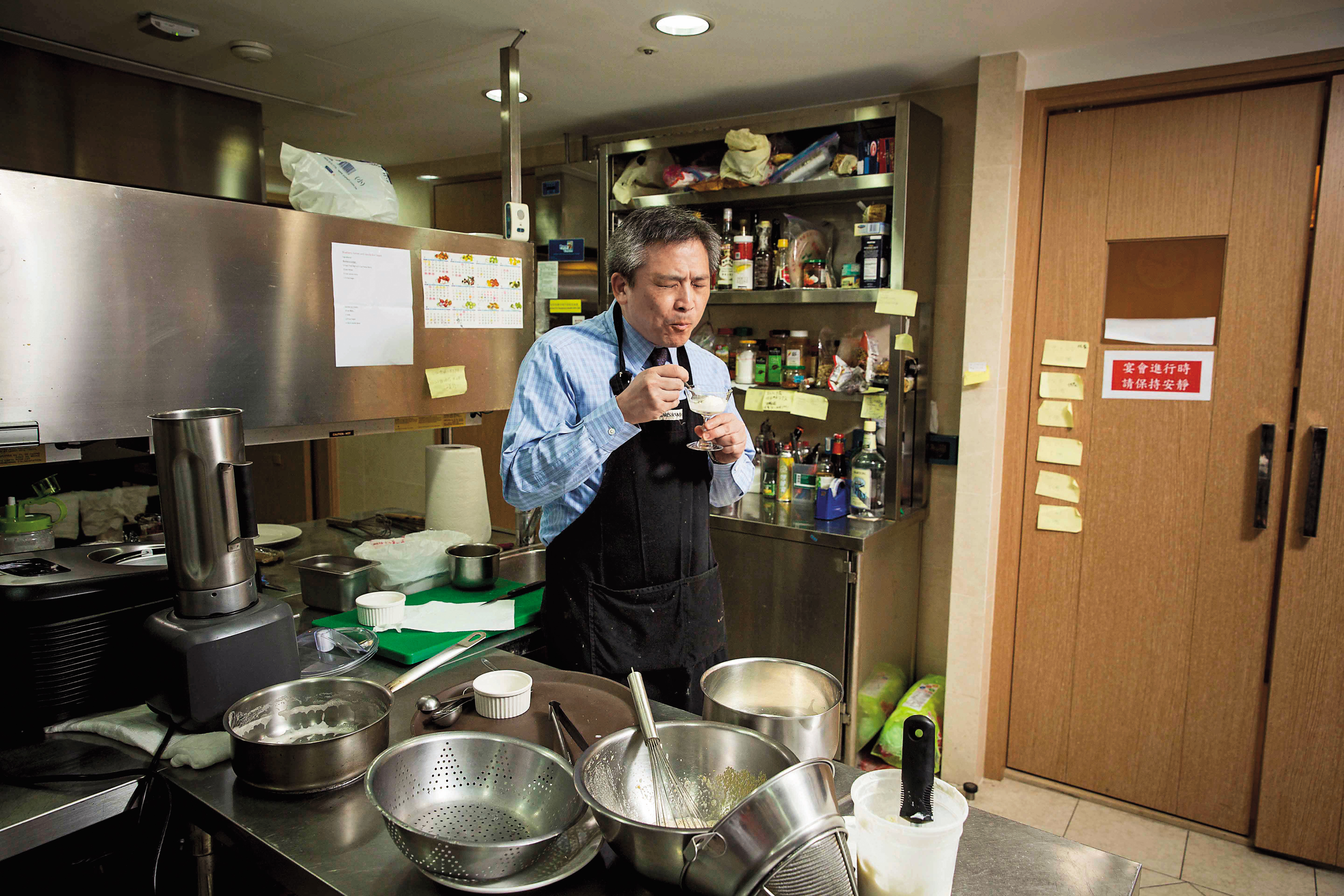 梅健華這天示範手作冰淇淋,之後表情浮誇地品嘗。他的香草冰淇淋以鮮奶、香草豆莢、蛋黃等純天然食材製作,確實極為美味。