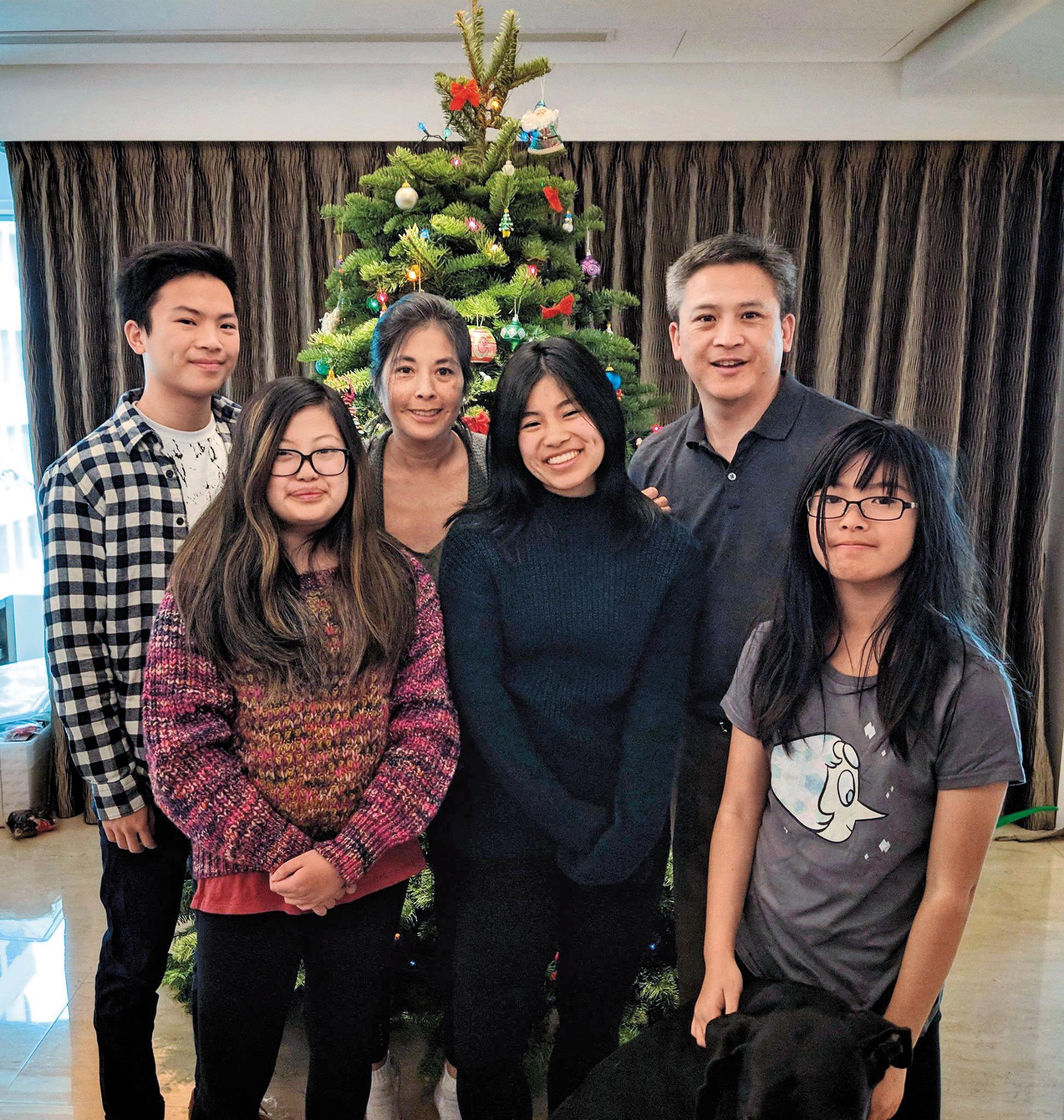 梅健華(右2)與妻子陳舲舲(左3)育有4名子女。(梅健華提供)