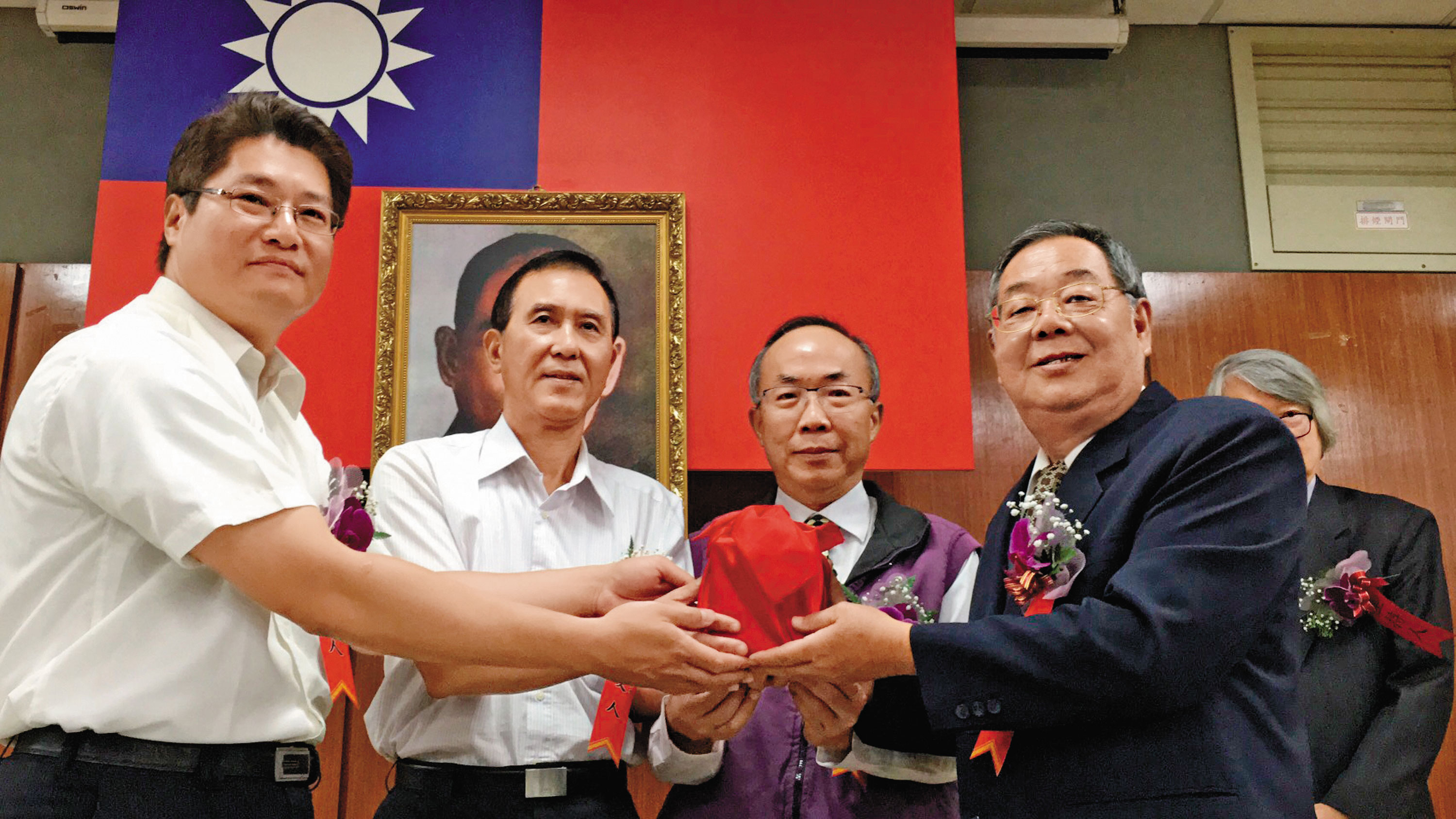 歸園納骨塔盜賣情事沉疴已久,代理市長程清水(右)接下燙手山芋,派員徹查。(中央社)