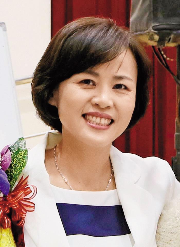 前屏東市長林亞蒓貪汙遭判刑停職，任內無視殯葬業務頻出紕漏，硬是把稽查作業「攔」下來。（翻攝自林亞蒓臉書）