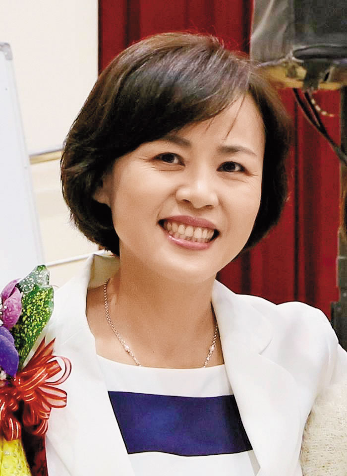 前屏東市長林亞蒓貪汙遭判刑停職，任內無視殯葬業務頻出紕漏，硬是把稽查作業「攔」下來。（翻攝自林亞蒓臉書）
