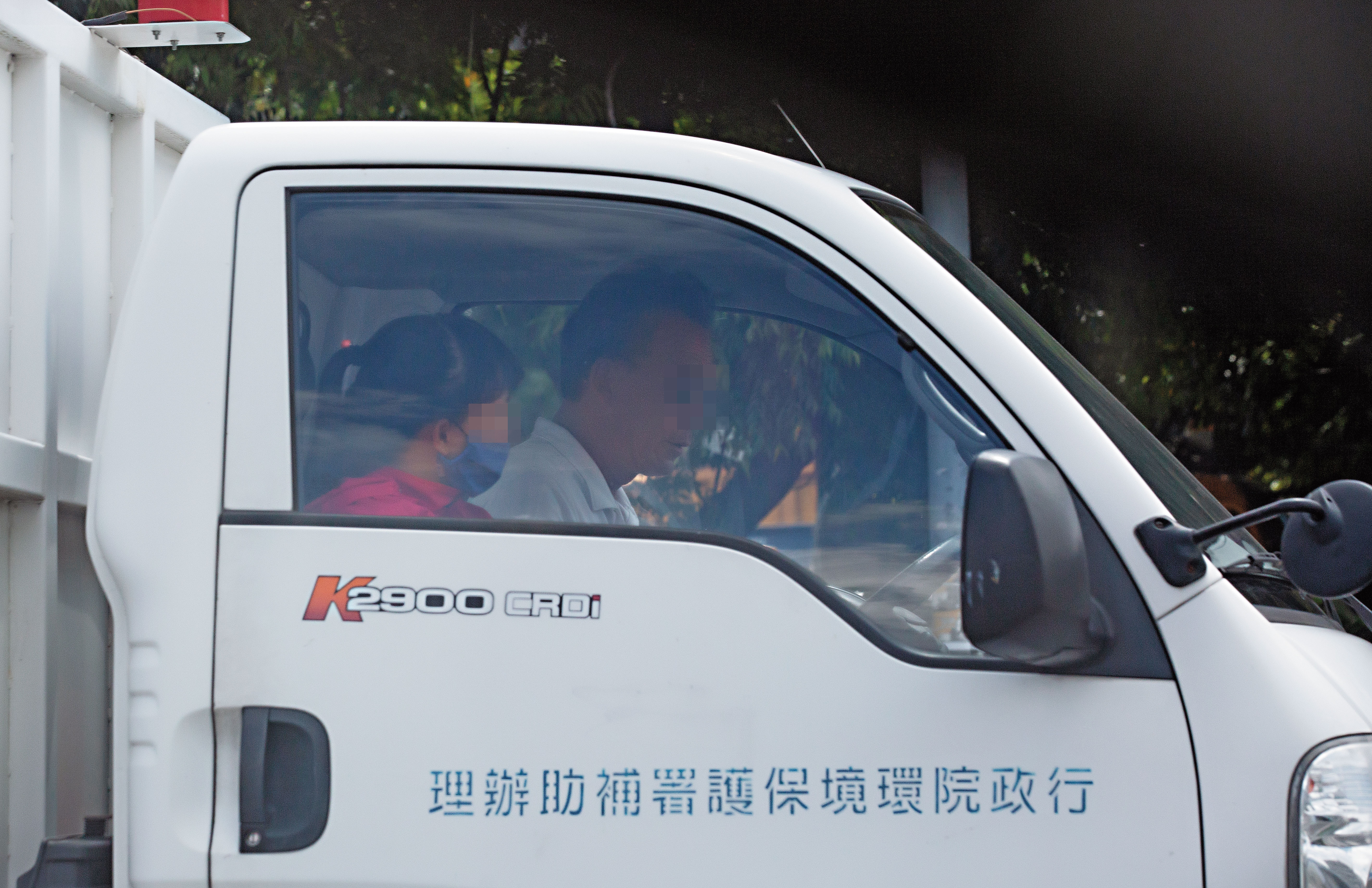 歸園爆發2百多個塔位遭盜賣,陳姓技工(白衣者)歸建回到清潔隊服勤。