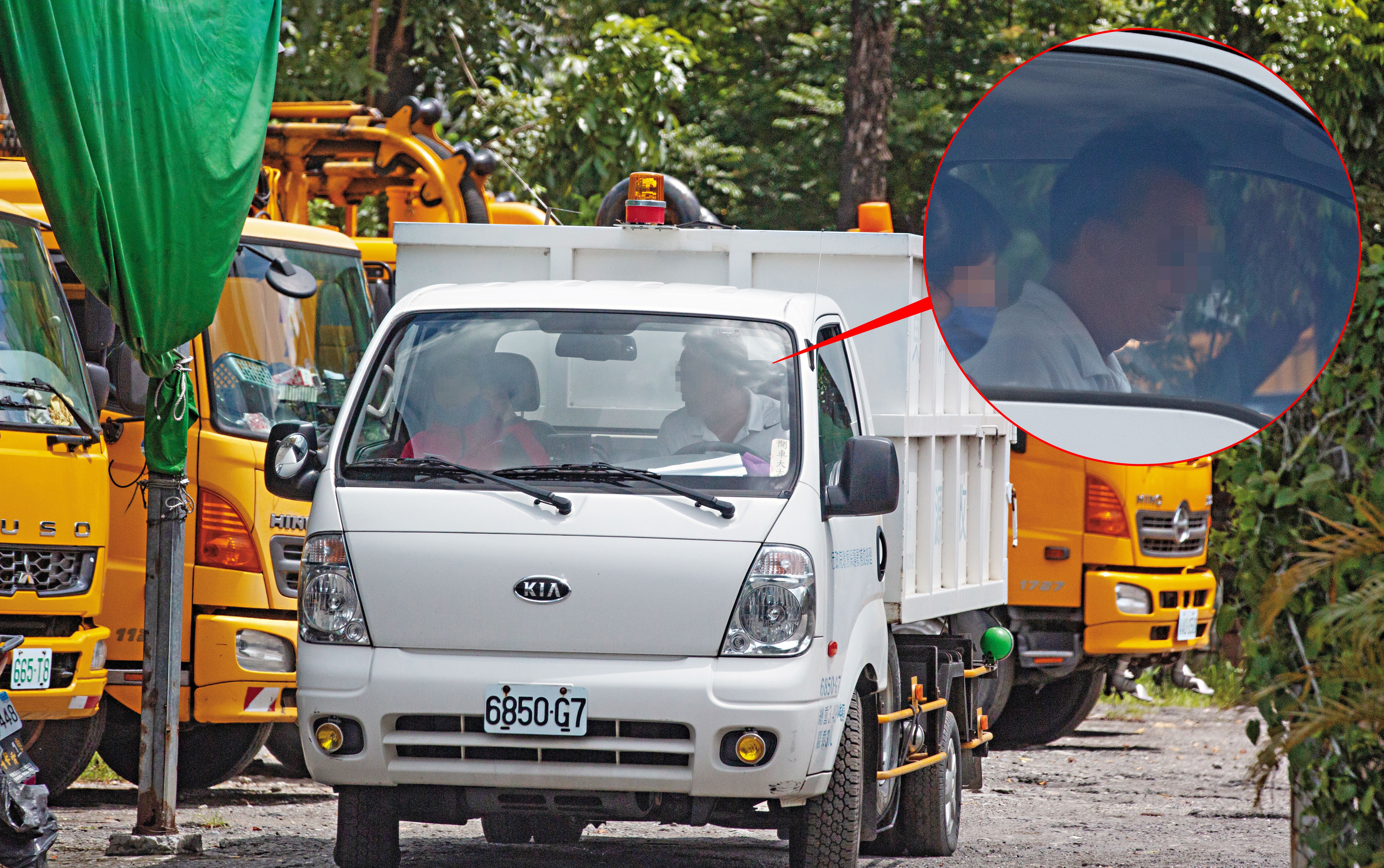 歸園爆發2百多個塔位遭盜賣，陳姓技工（白衣者）歸建回到清潔隊服勤。