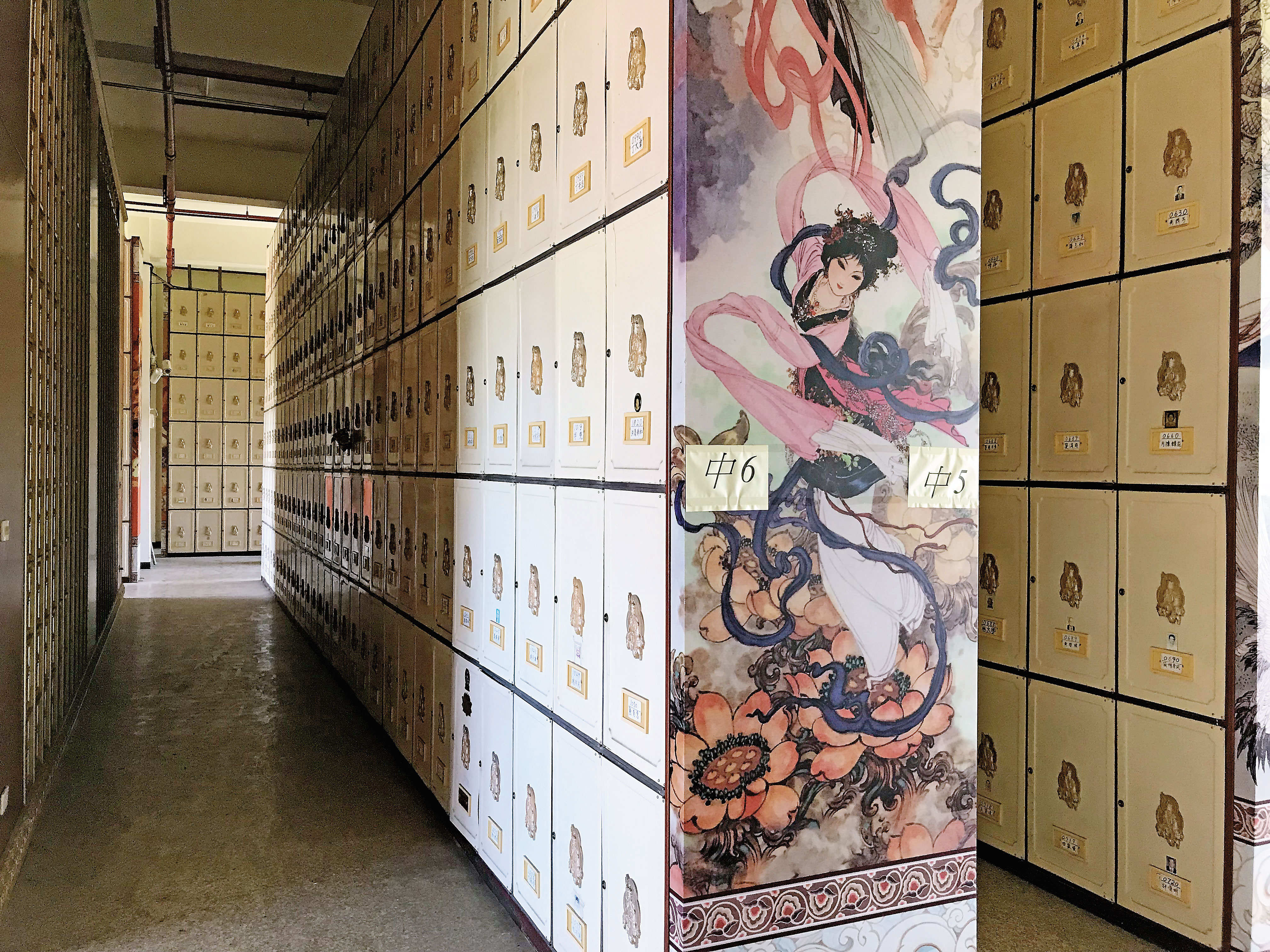 歸園納骨塔傳出「一塔雙賣」，許多塔位有骨灰甕、卻沒有立帳資料。