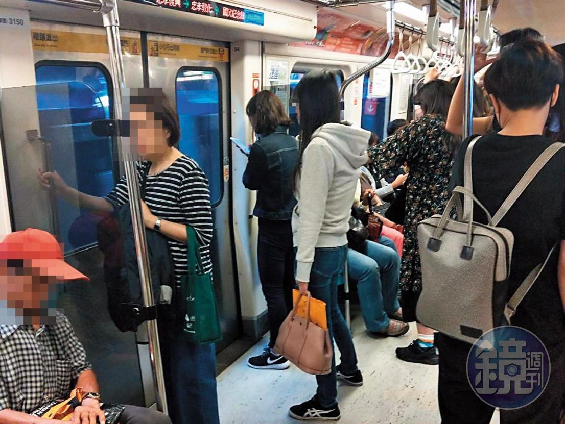 身價上億元的小婷(灰衣女)生活低調,出門常搭捷運。
